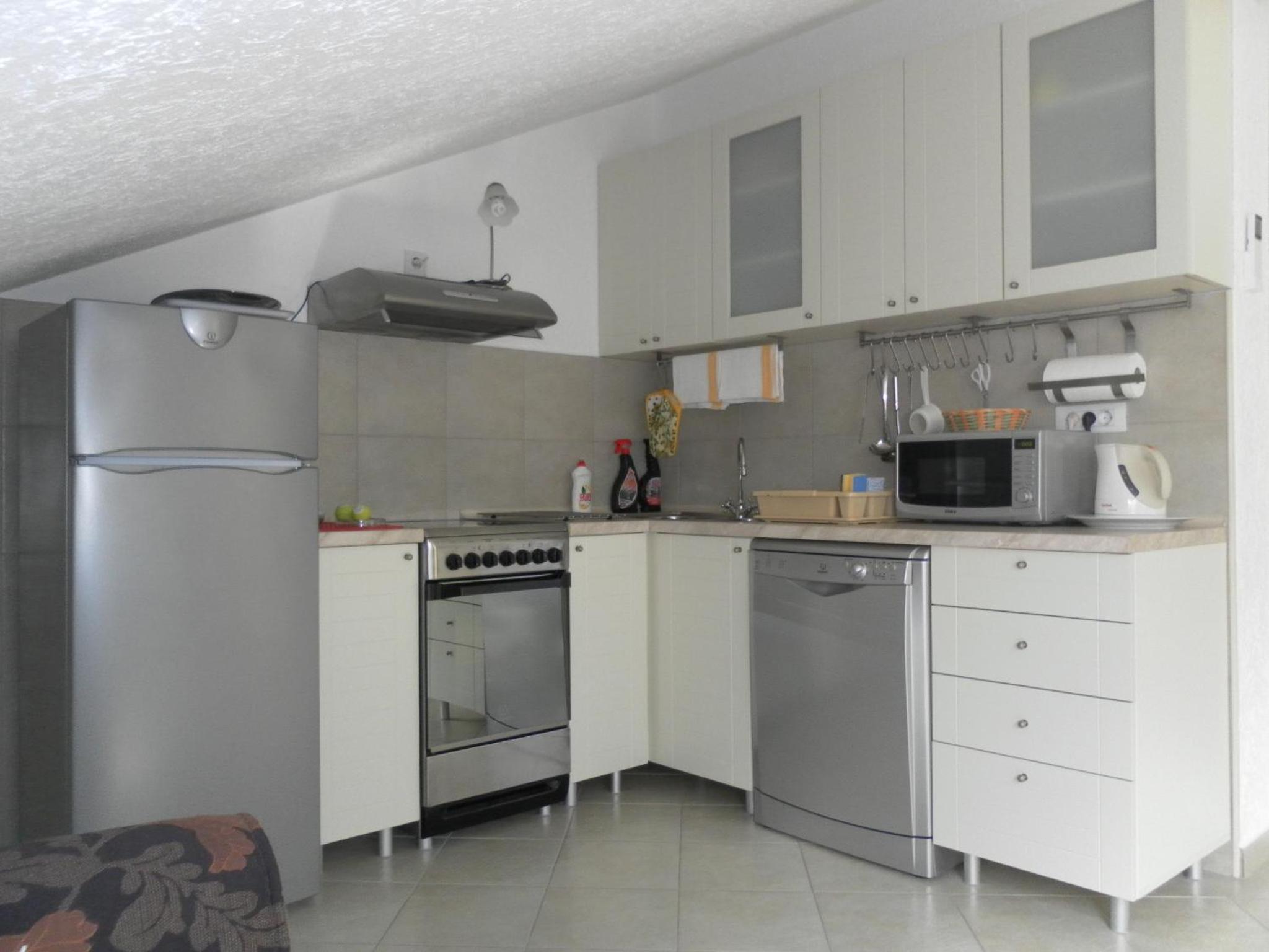 Comfort One-Bedroom Apartment with Sea View - Attic - Photo 4