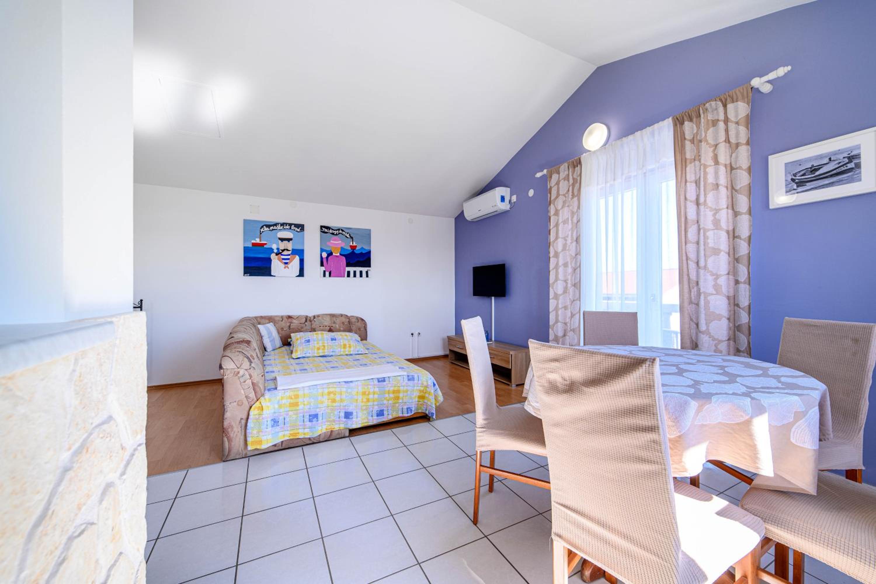 One-Bedroom Apartment - Photo 2