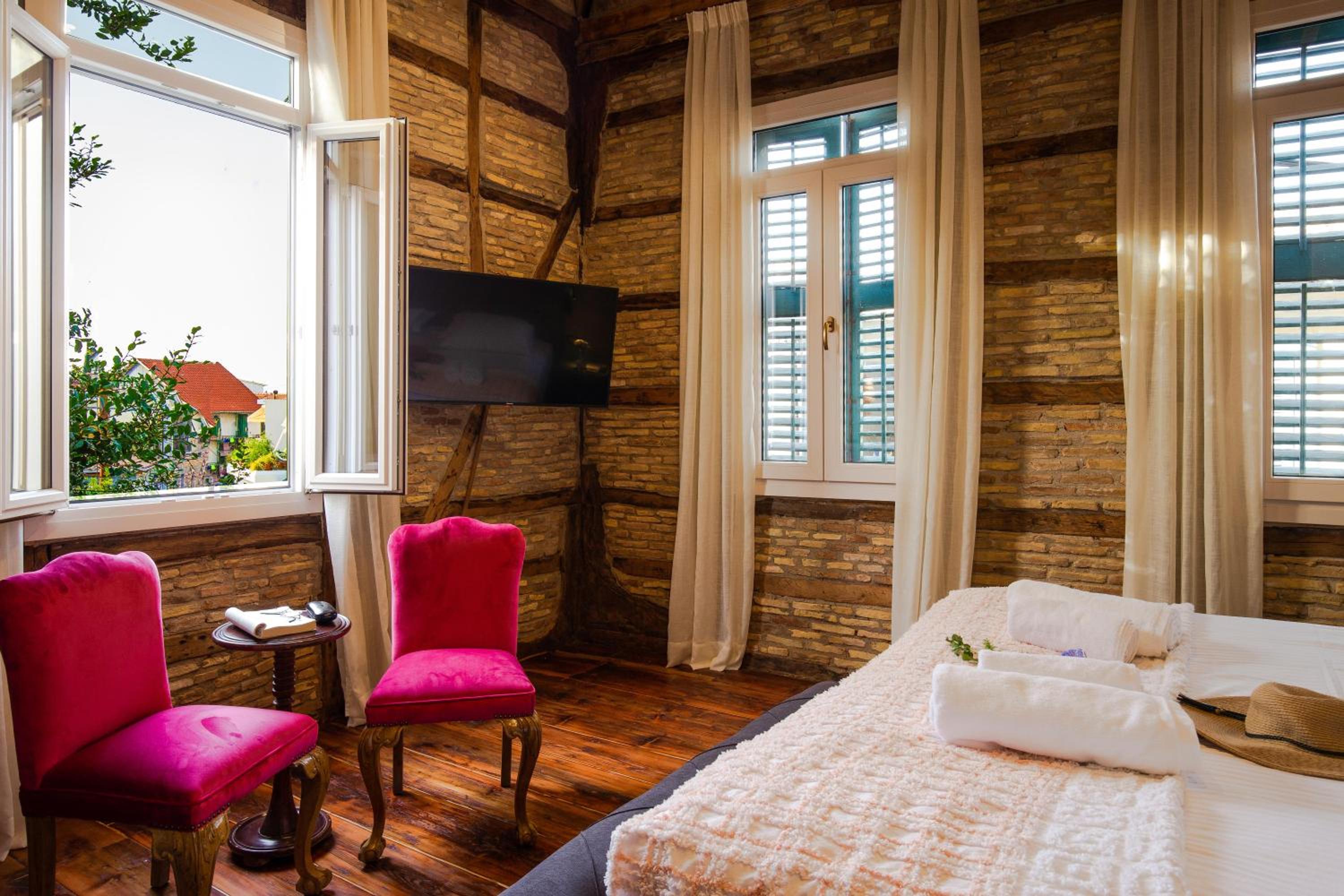 Deluxe King Suite - Photo 4