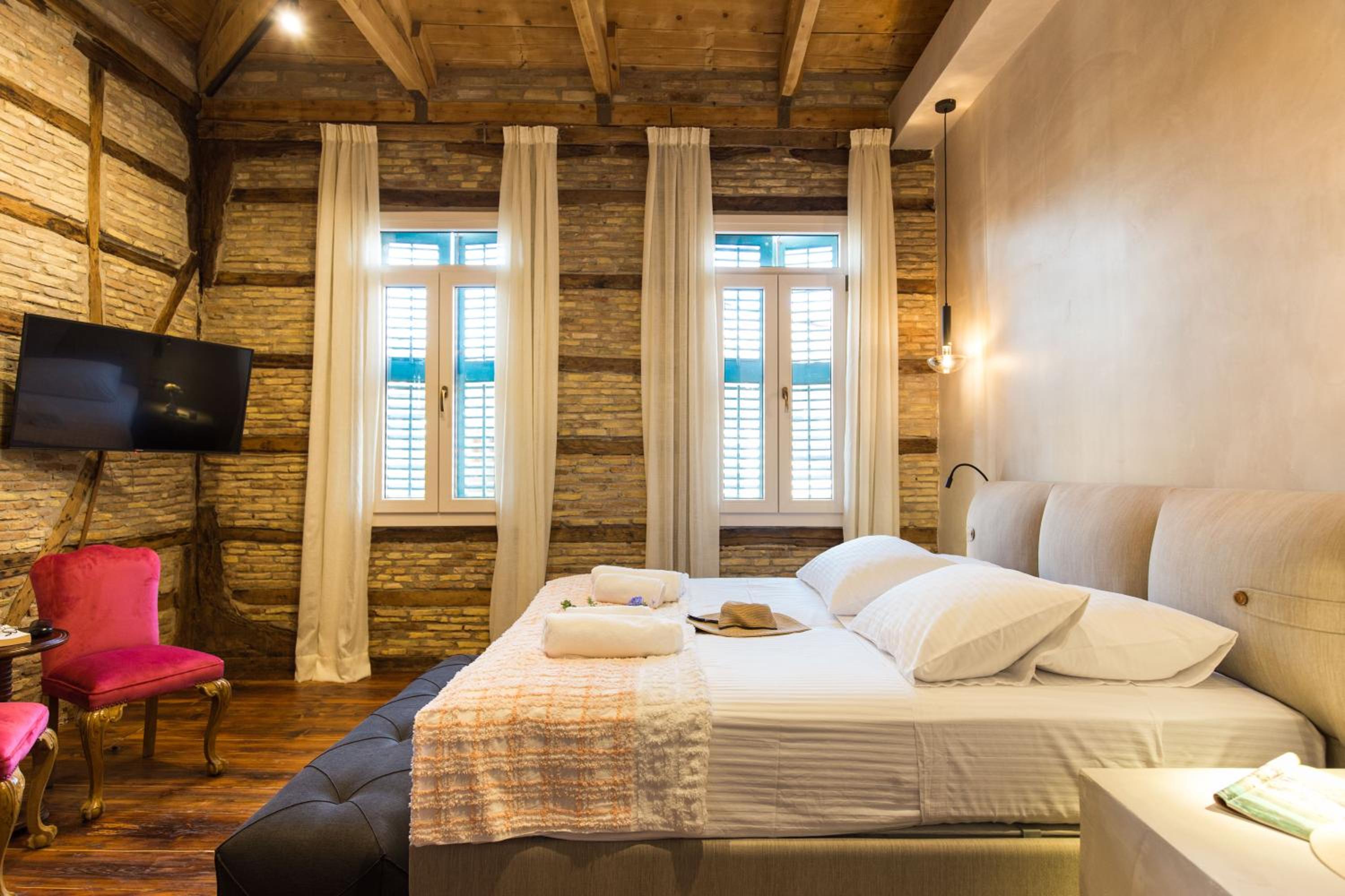 Deluxe King Suite - Photo 7