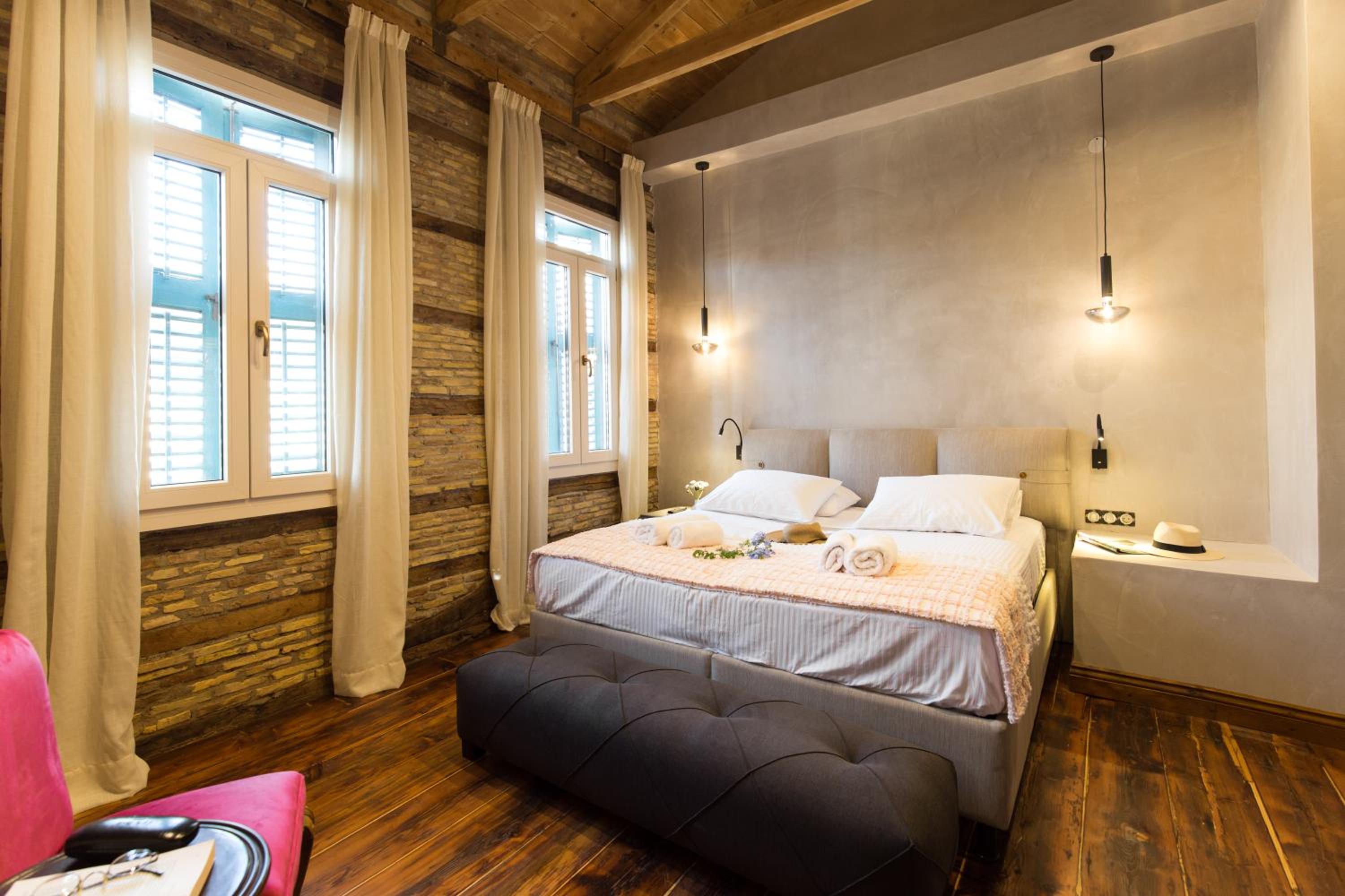 Deluxe King Suite - Photo 10