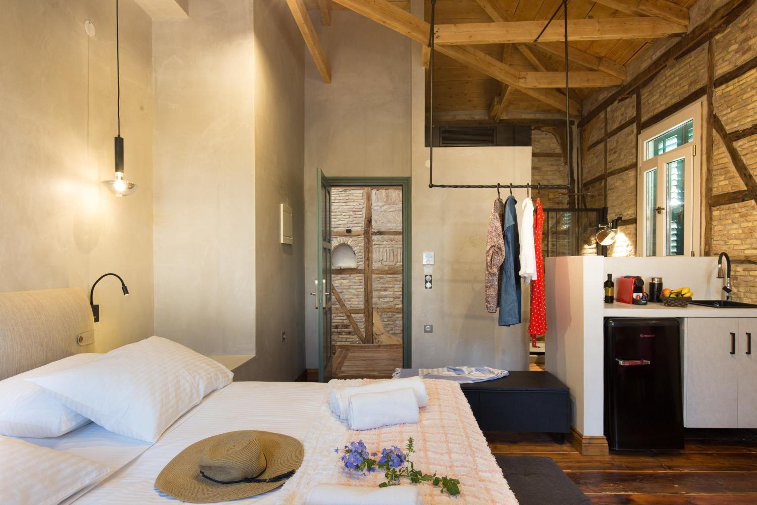 Deluxe King Suite - Photo 12