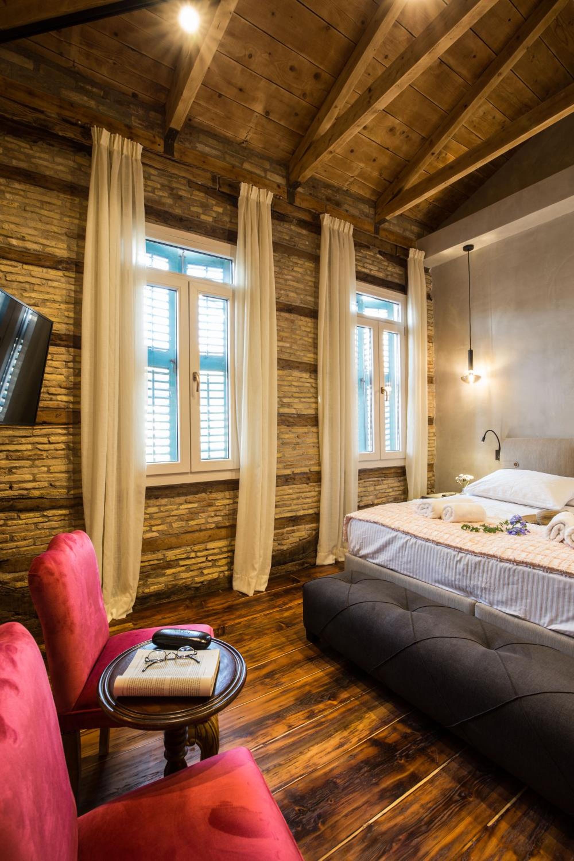 Deluxe King Suite - Photo 11