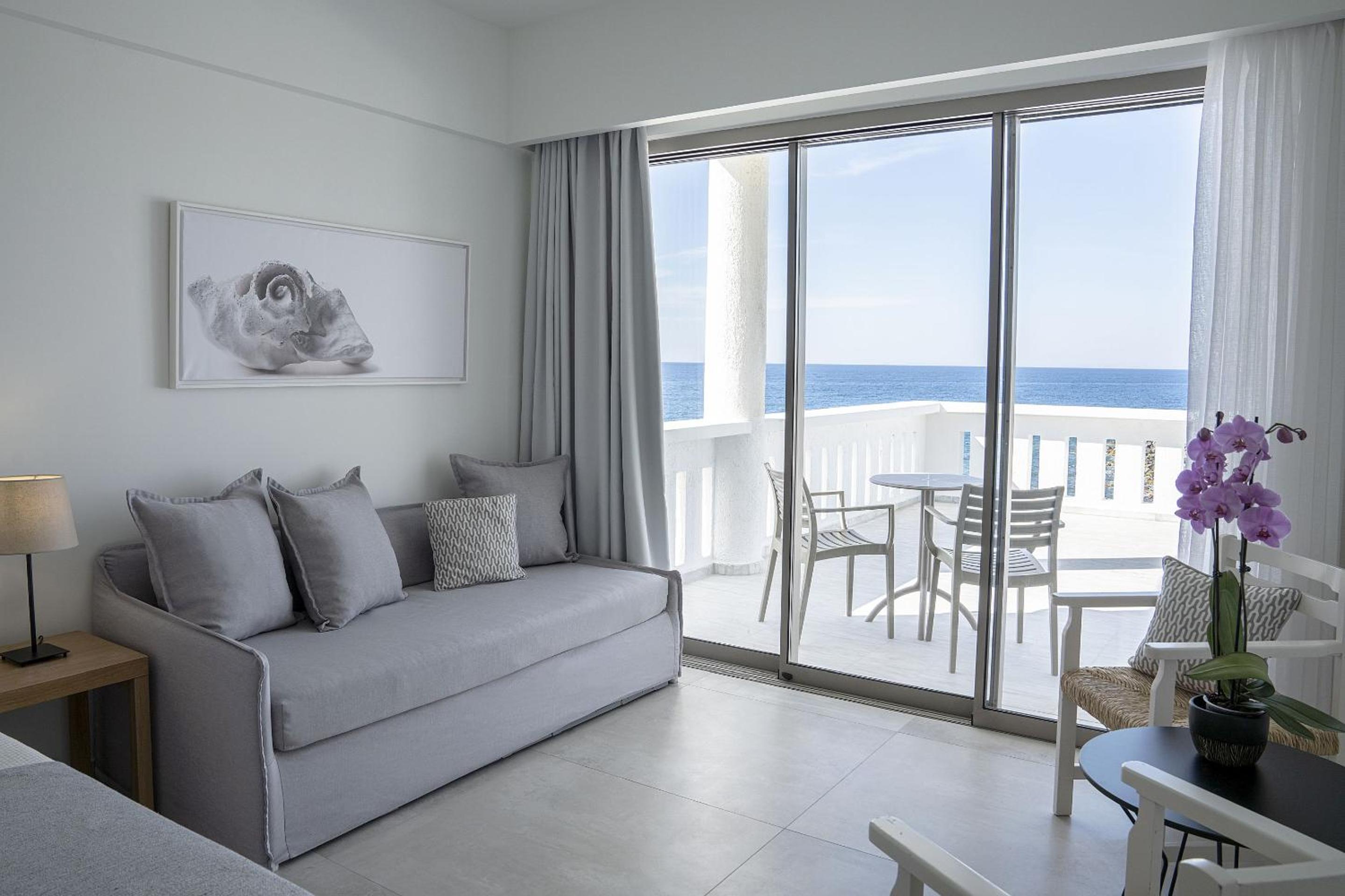 Superior Triple Room Sea Front thumbnail 5