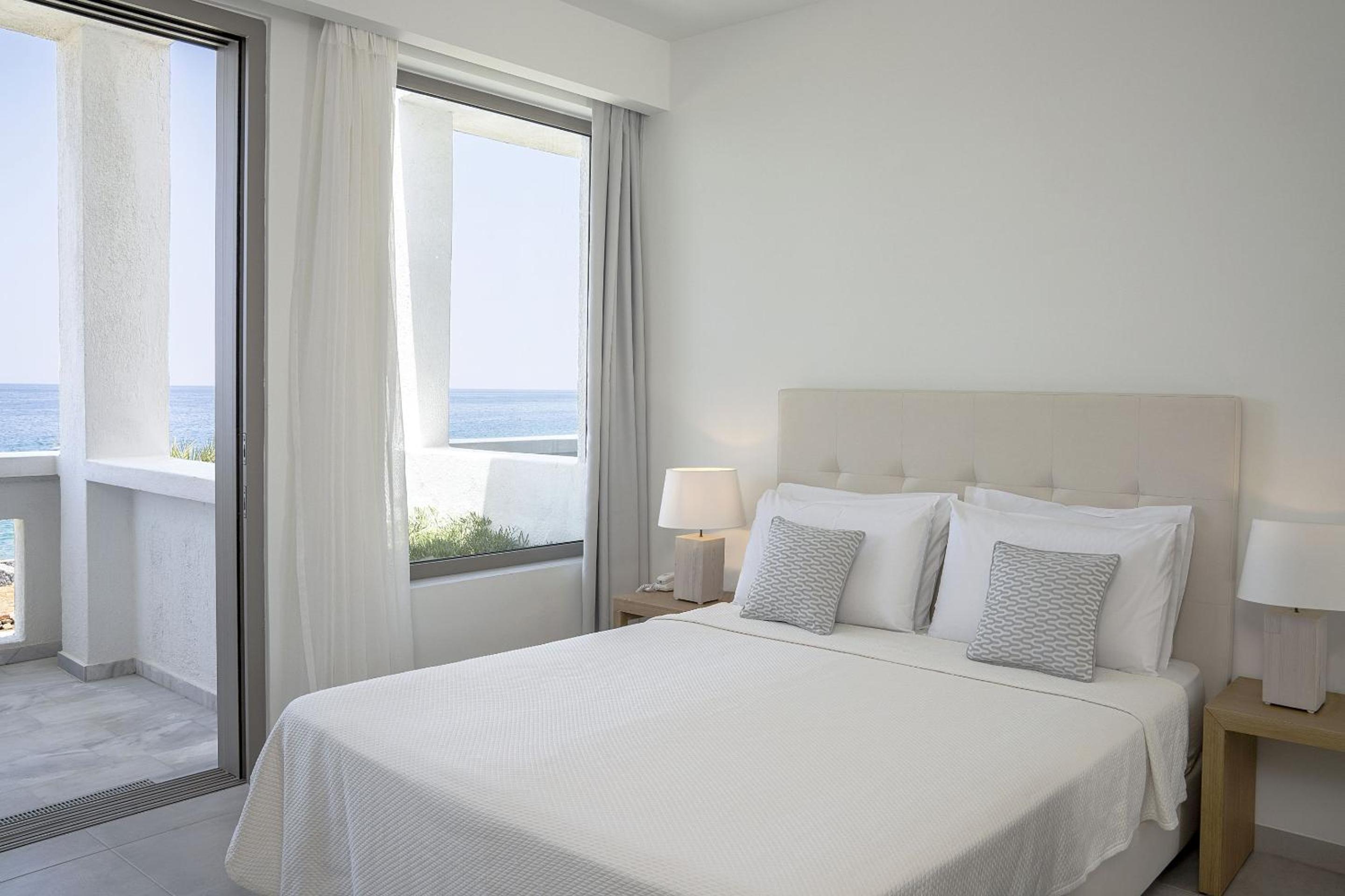 Superior Triple Room Sea Front thumbnail 6