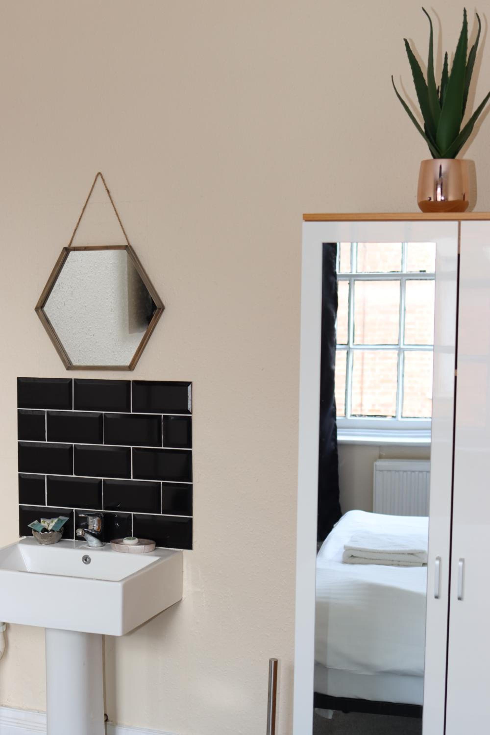 Standard Double Room - Photo 16