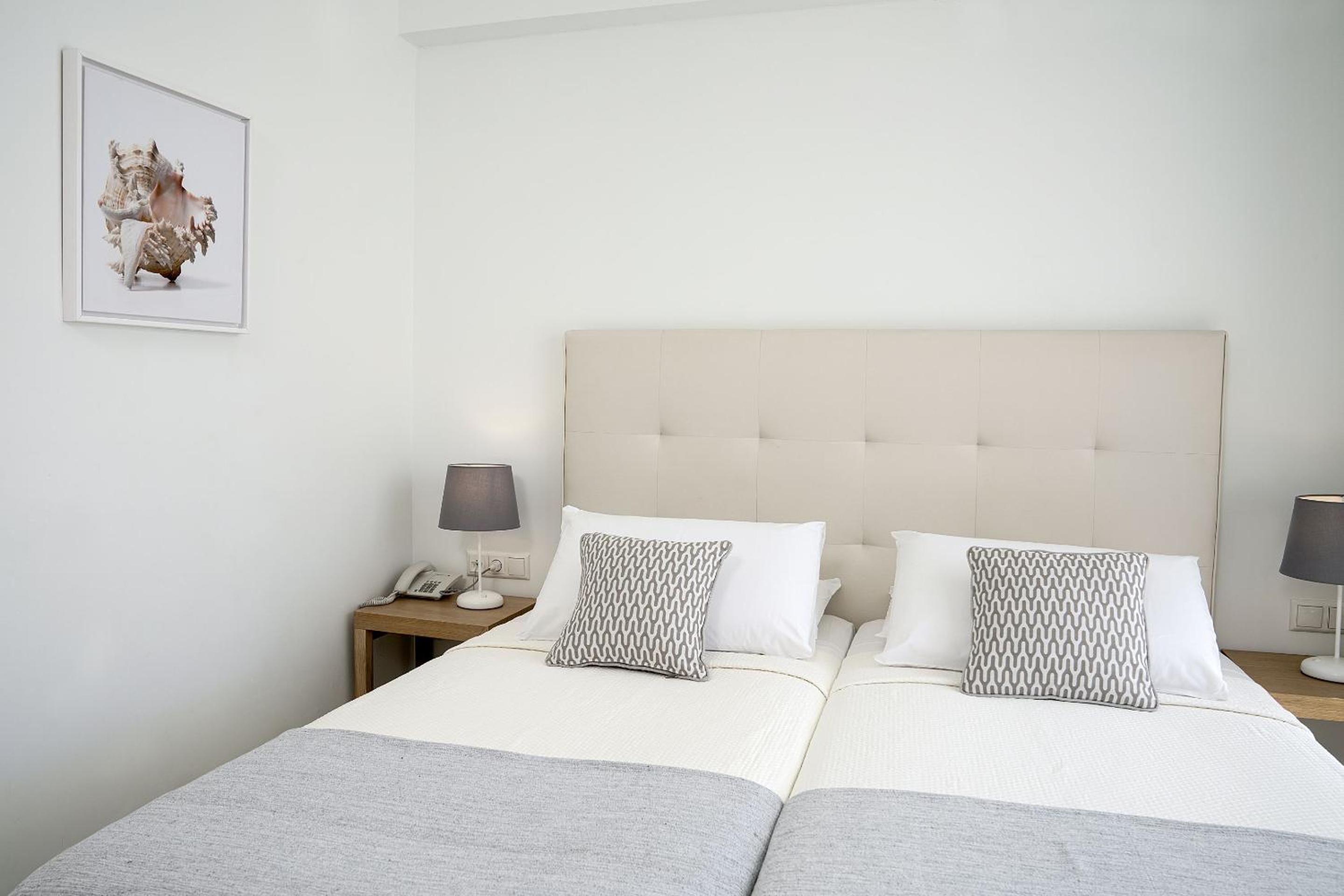 Double Room with Garden View thumbnail 6