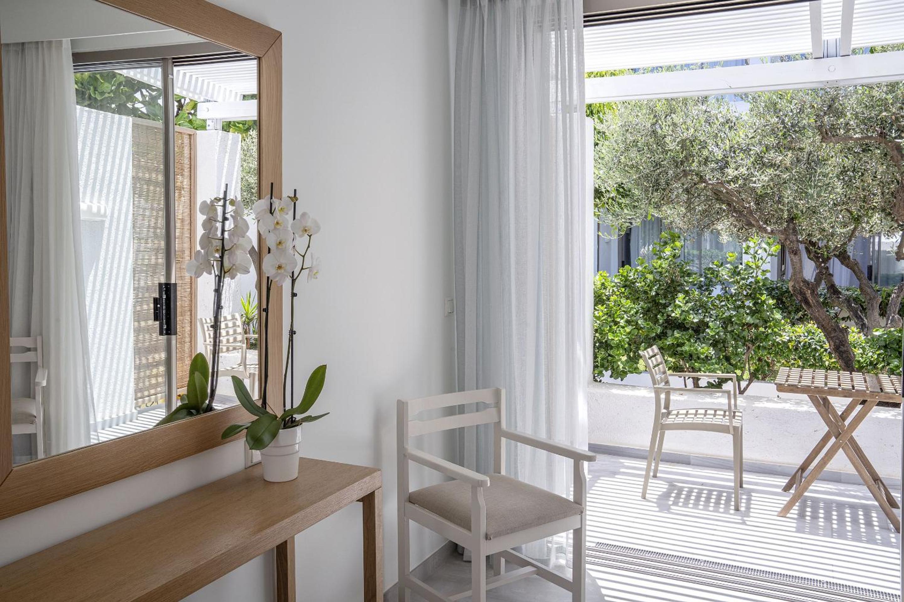 Double Room with Garden View thumbnail 5