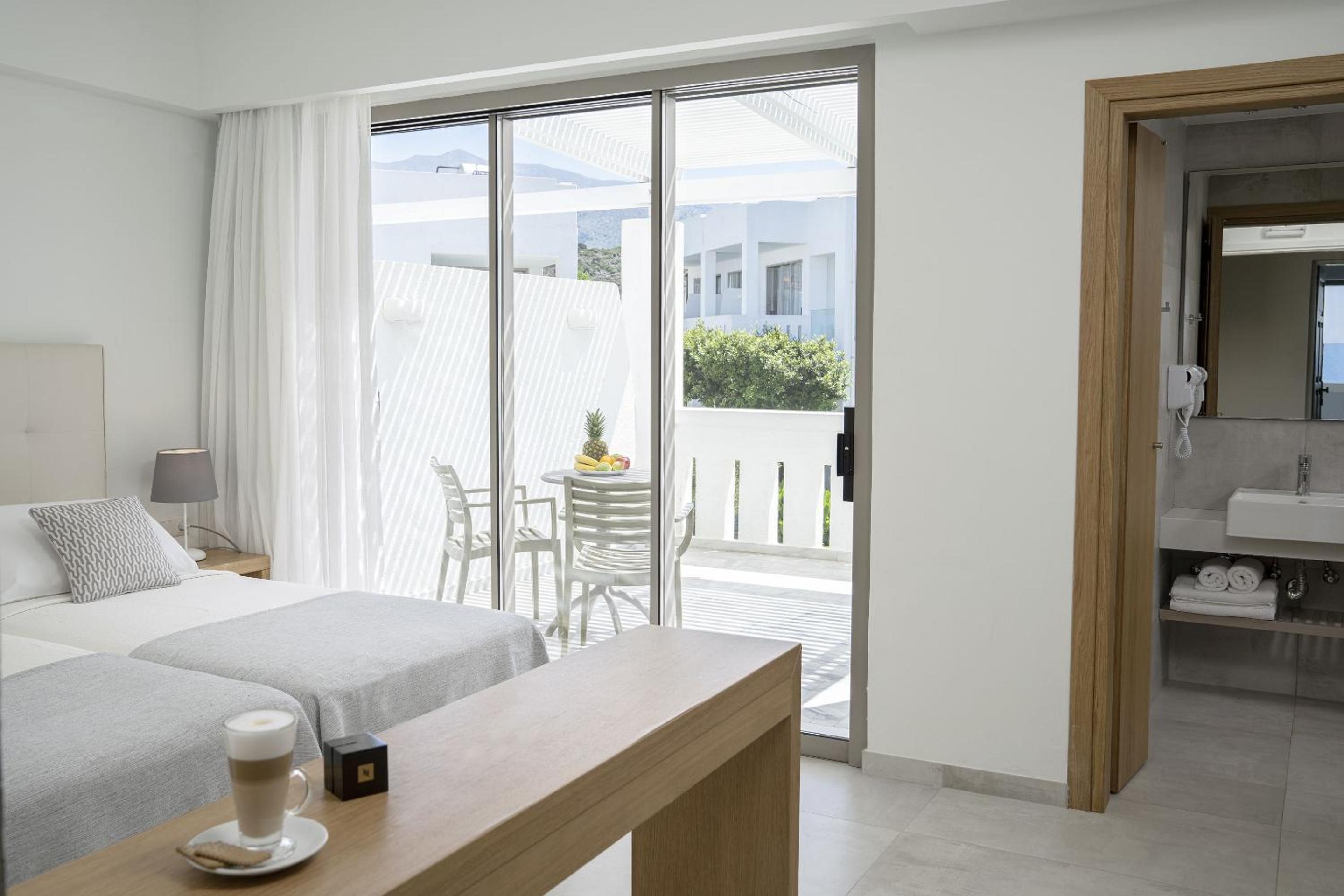 Superior Double or Twin Room with Garden View thumbnail 6