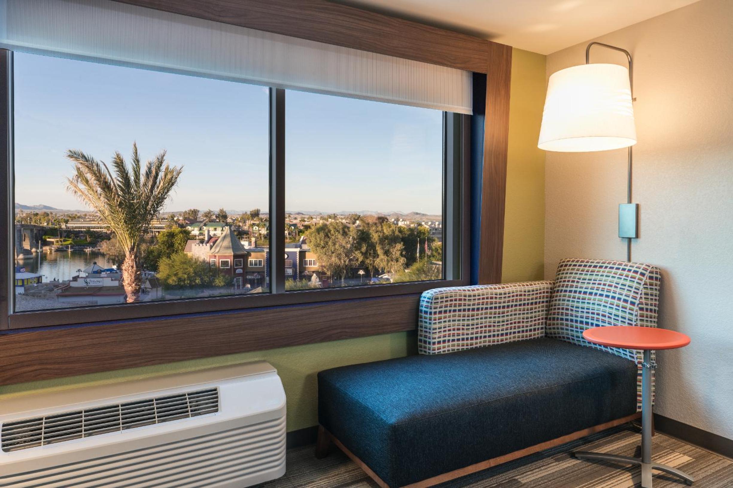 King Room with London Bridge View - Non-Smoking photo 2