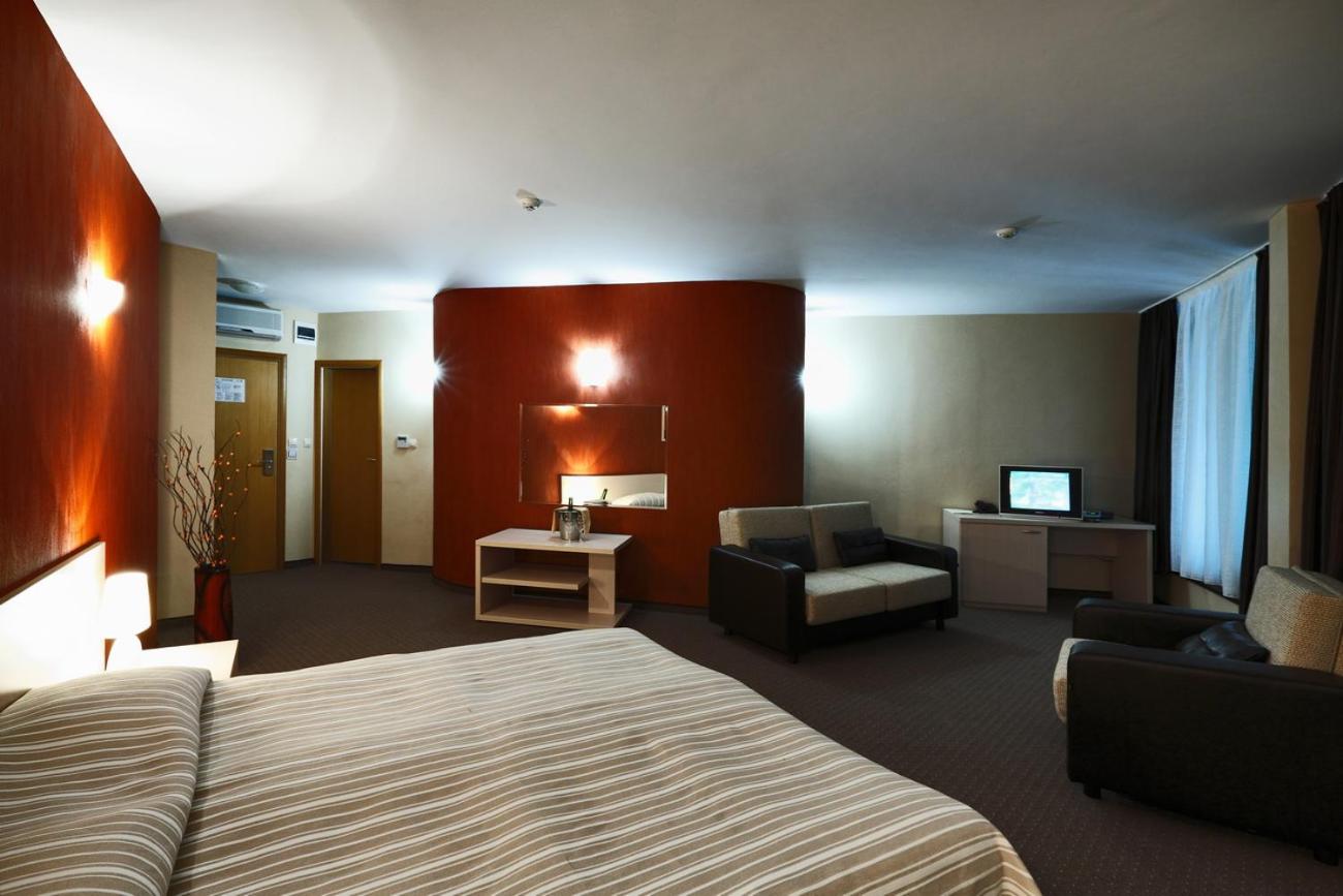 Double or Twin Room with Private Bathroom - Photo 8