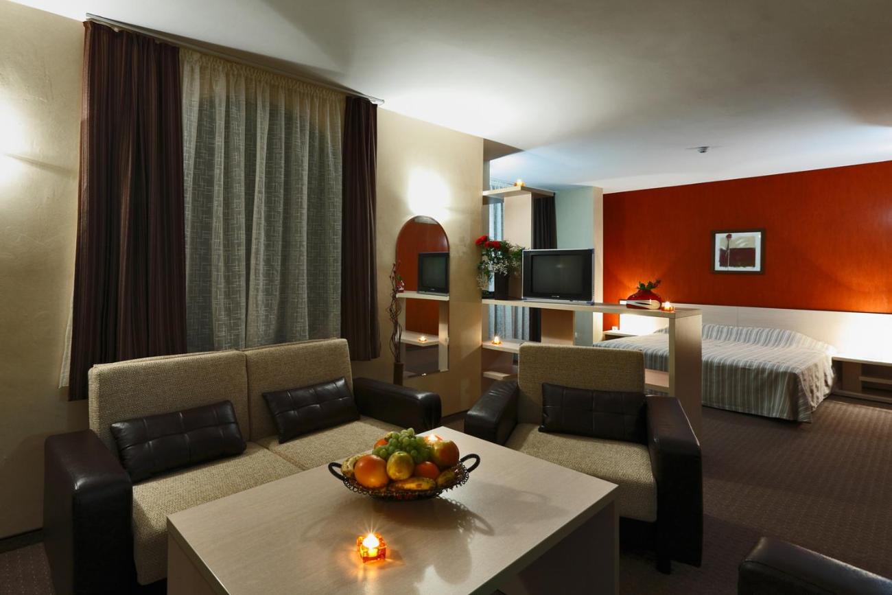 Double or Twin Room with Private Bathroom - Photo 4