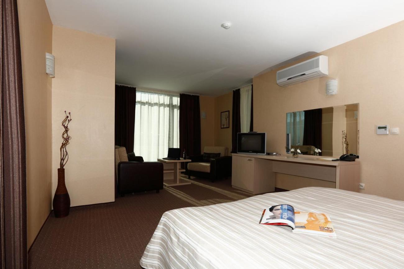 Double or Twin Room with Private Bathroom - Photo 3