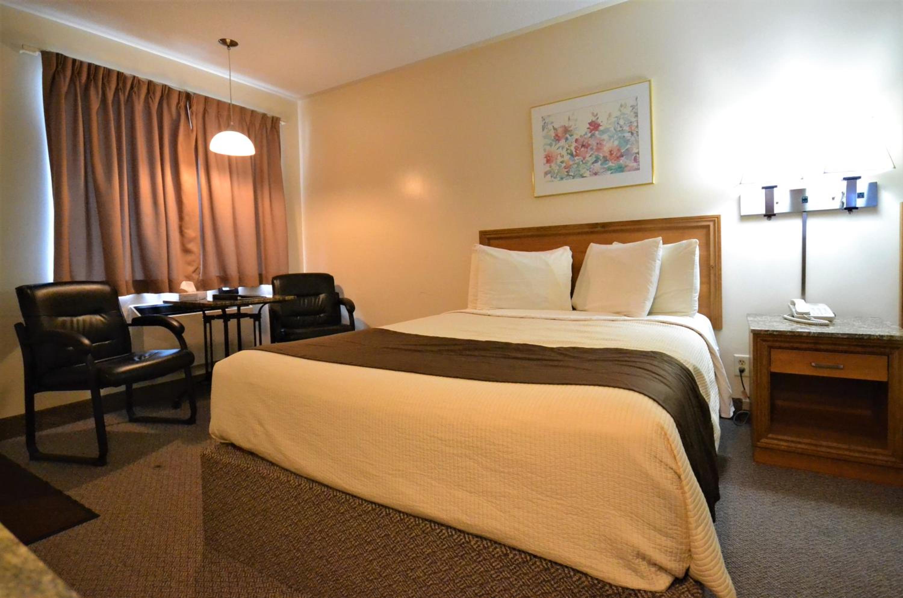 Queen Room with Two Queen Beds - Photo 7