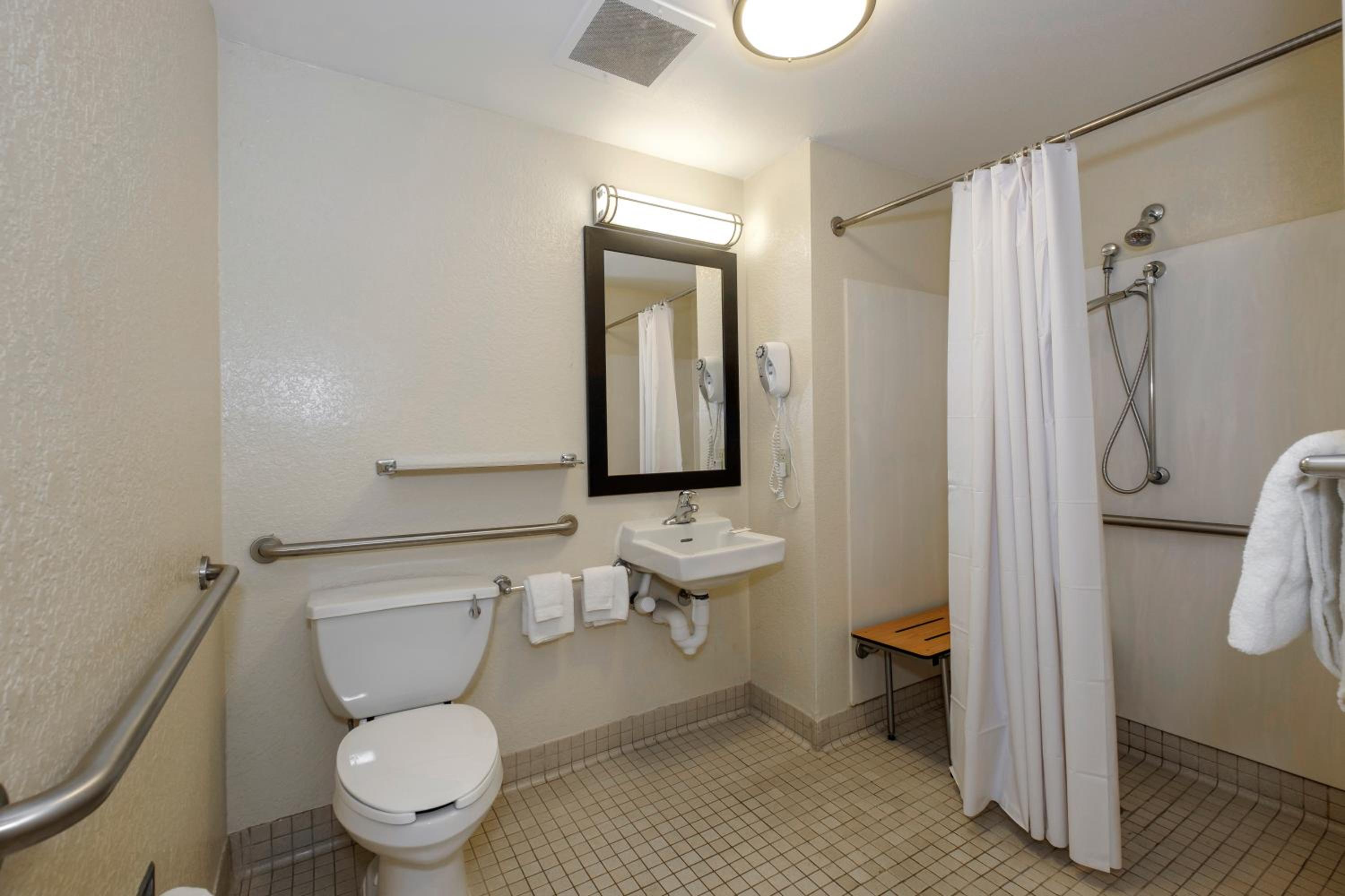 Deluxe Room with Two Double Beds Disability Access Roll-In Shower Smoke Free - Photo 6