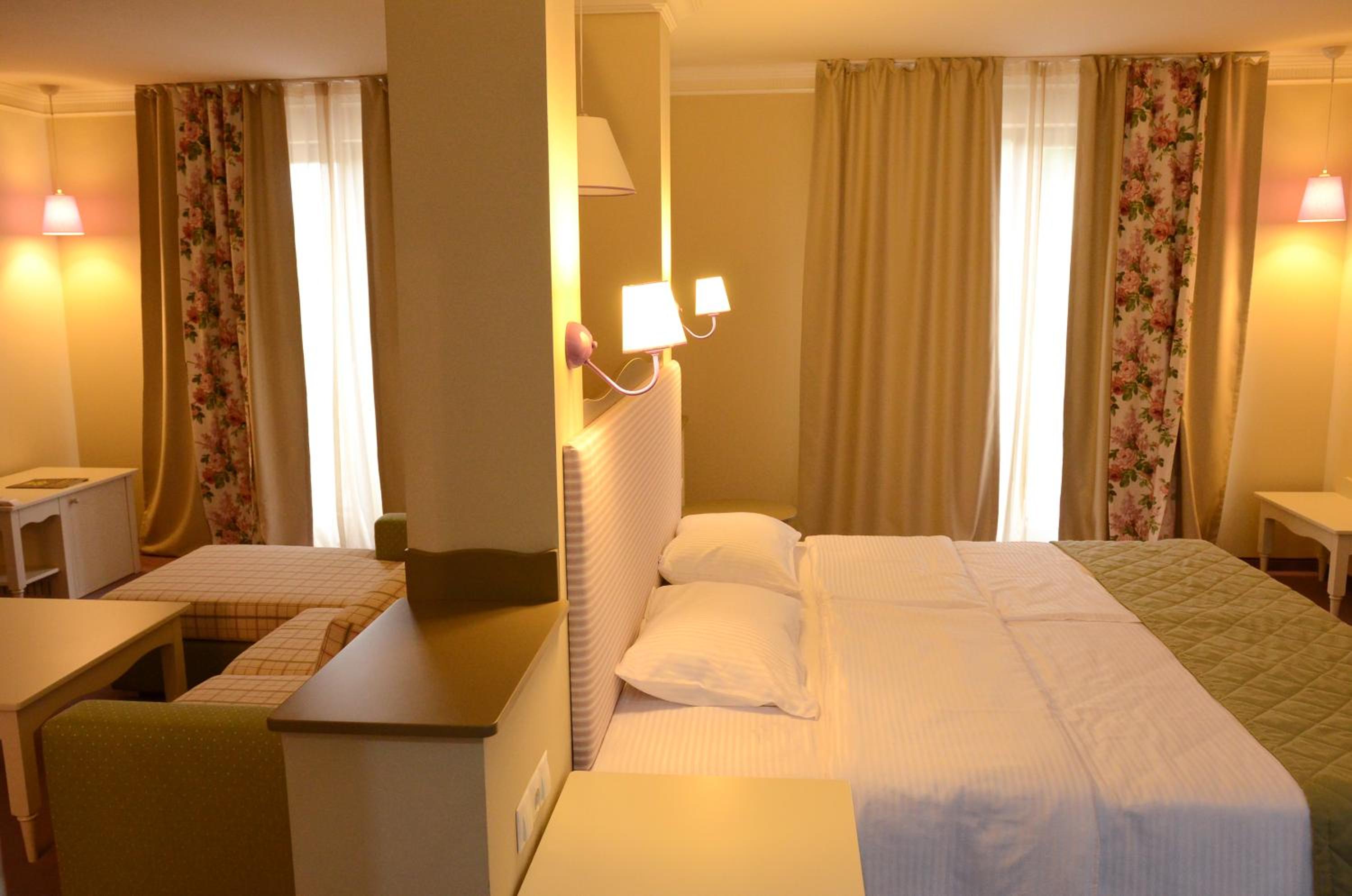 Deluxe Junior Suite - Photo 5
