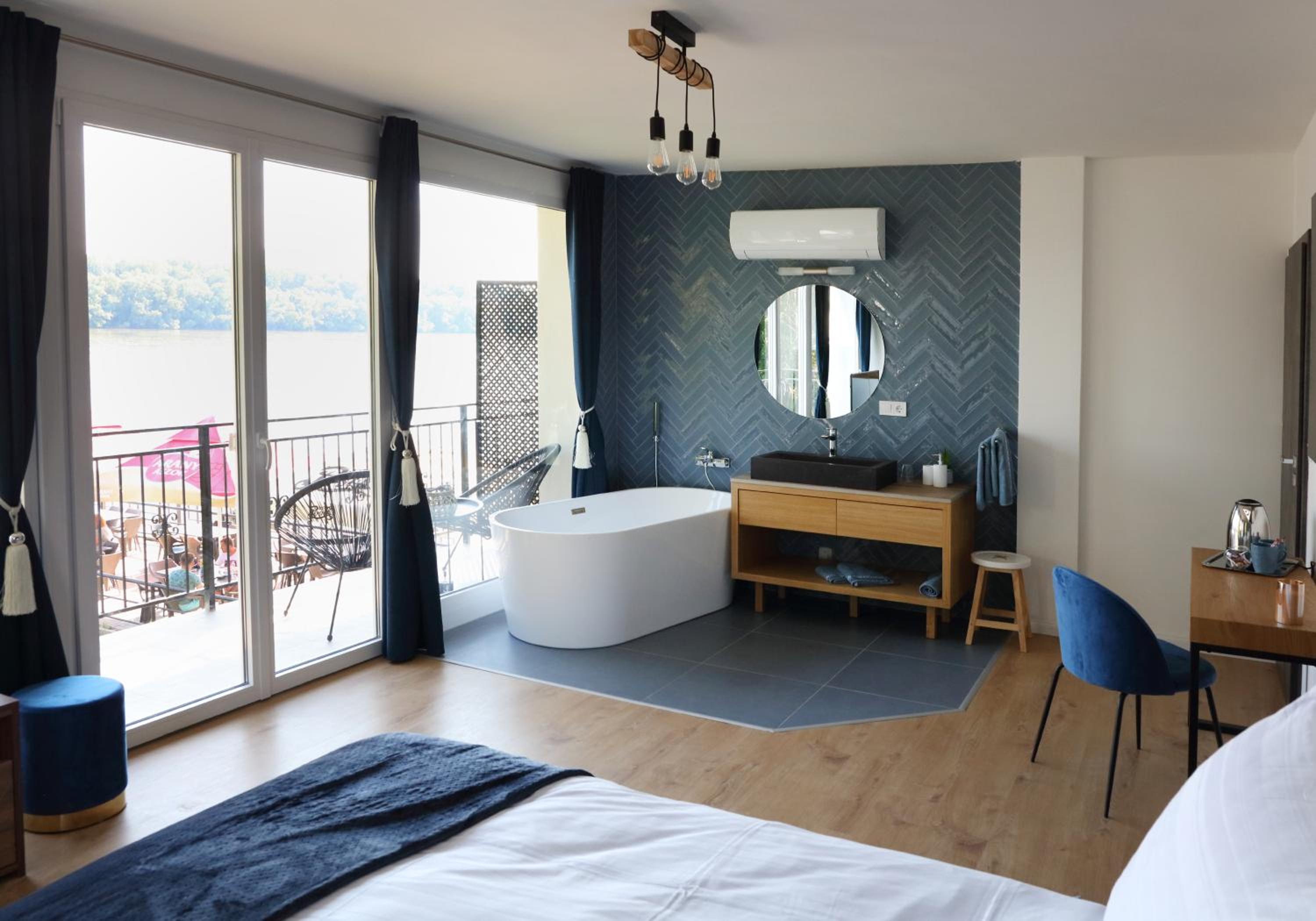 Deluxe King Room - Photo 2