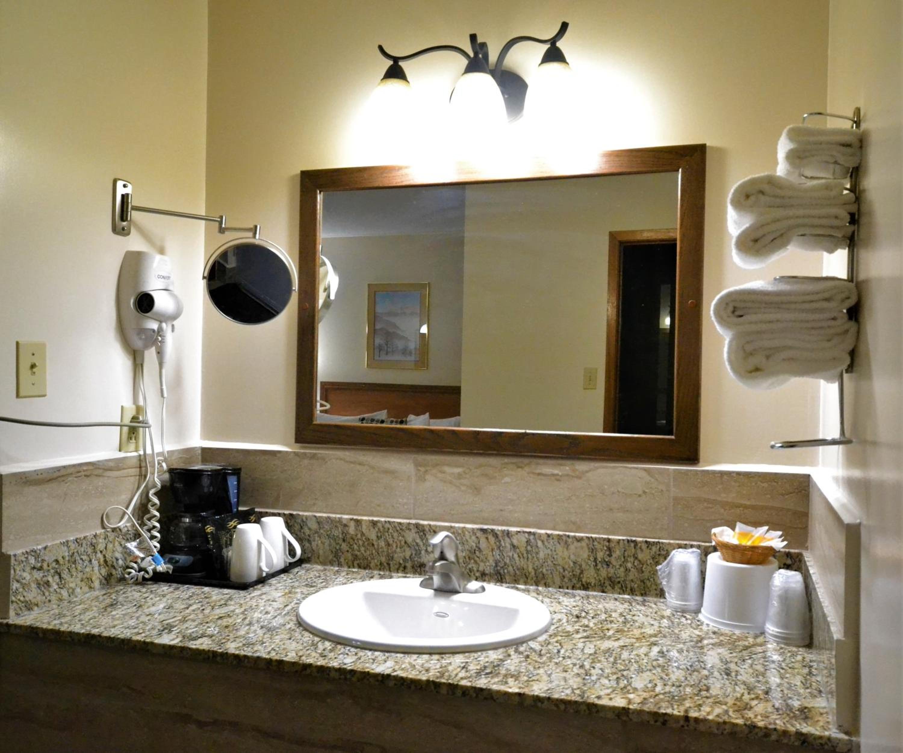 Deluxe Queen Room with Two Queen Beds - Photo 4