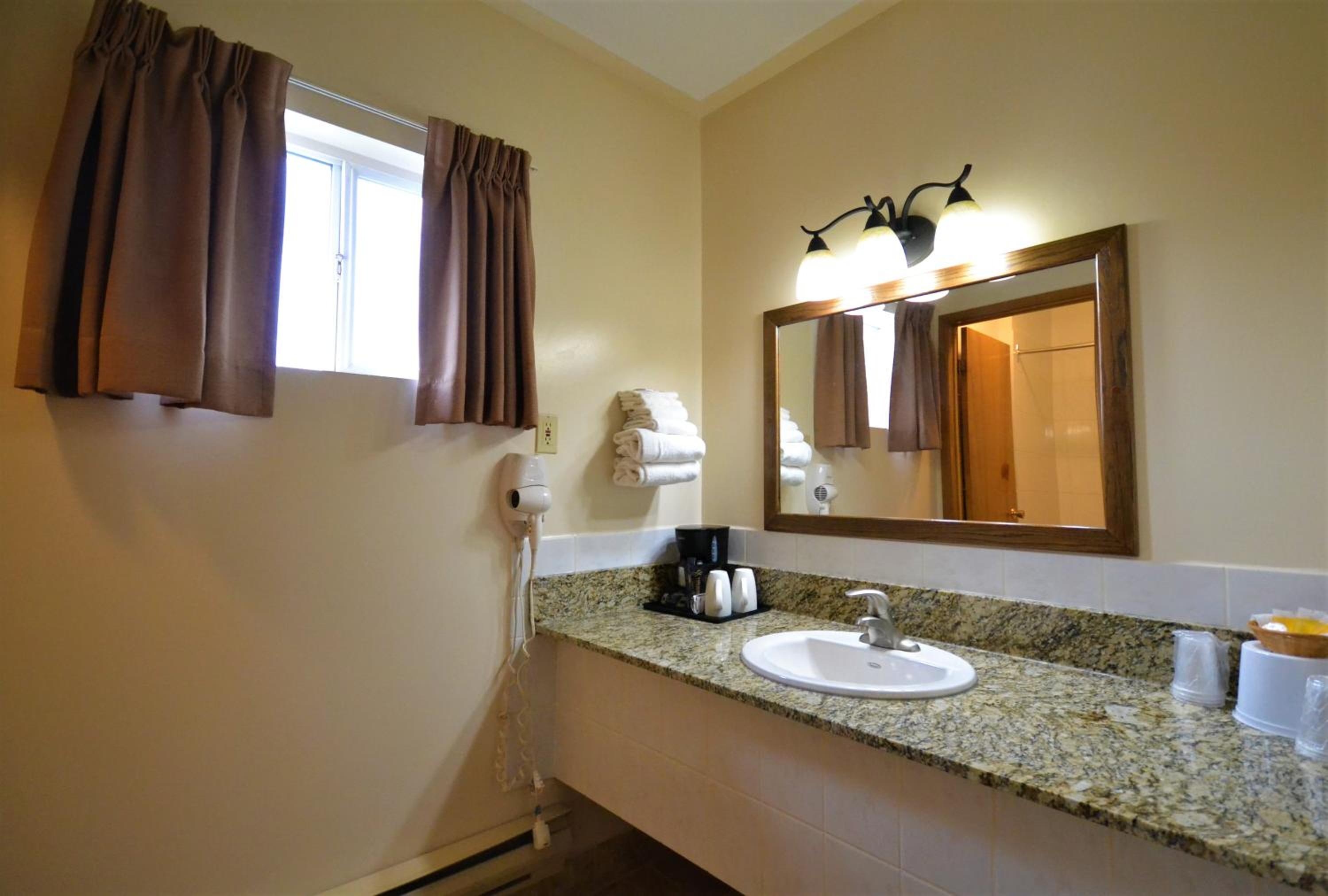 Queen Room with Two Queen Beds - Photo 4