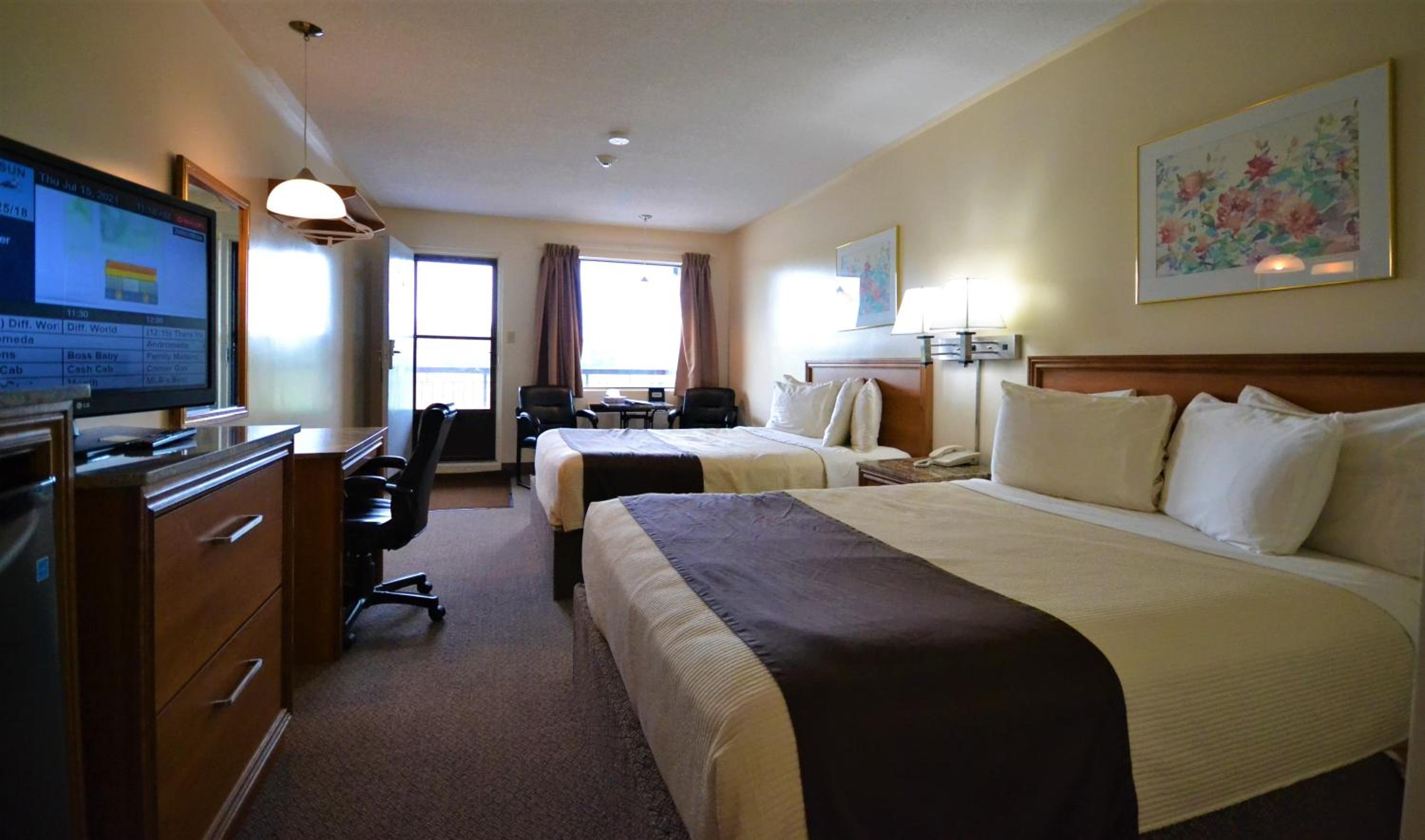 Queen Room with Two Queen Beds - Photo 2