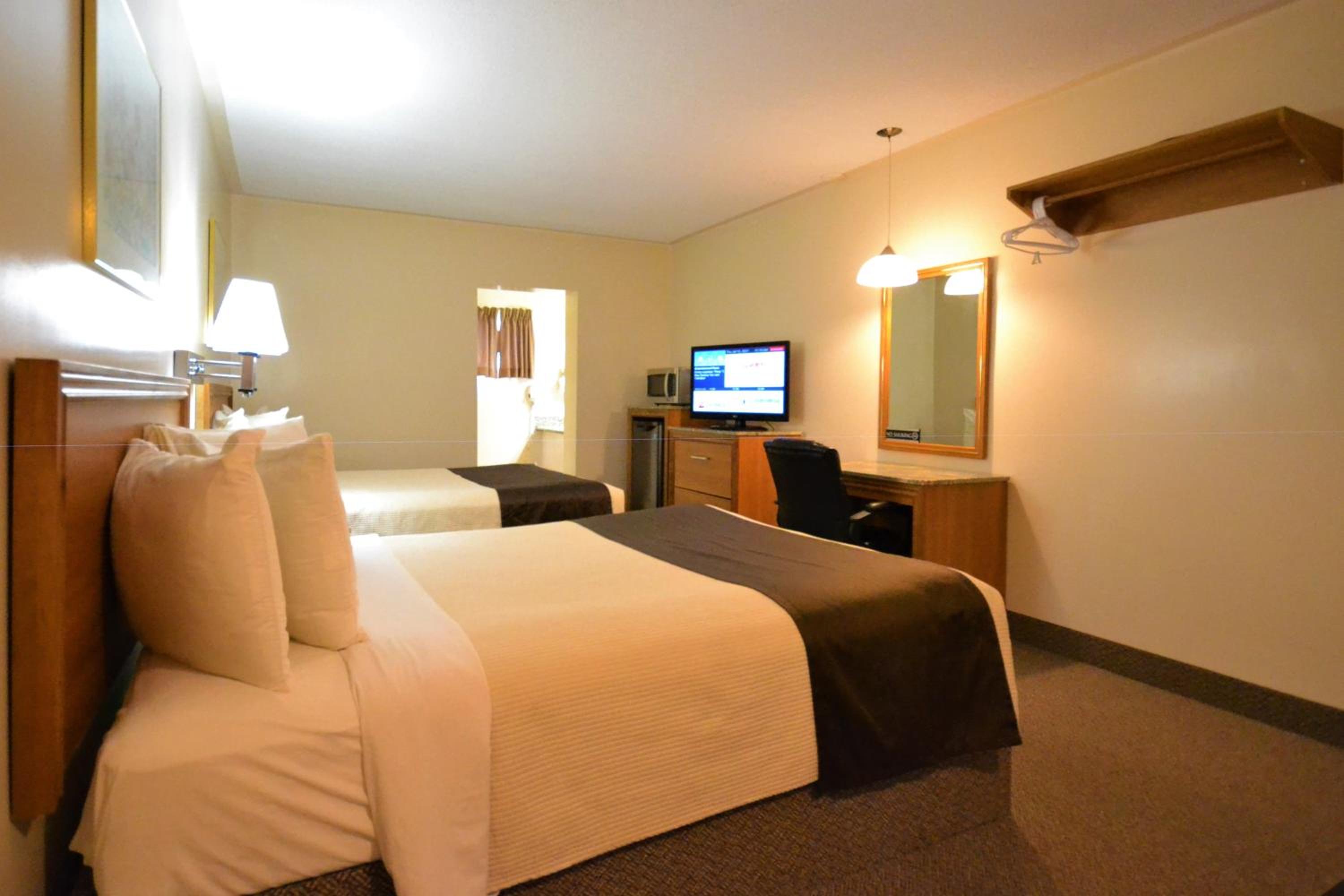 Queen Room with Two Queen Beds - Photo 3