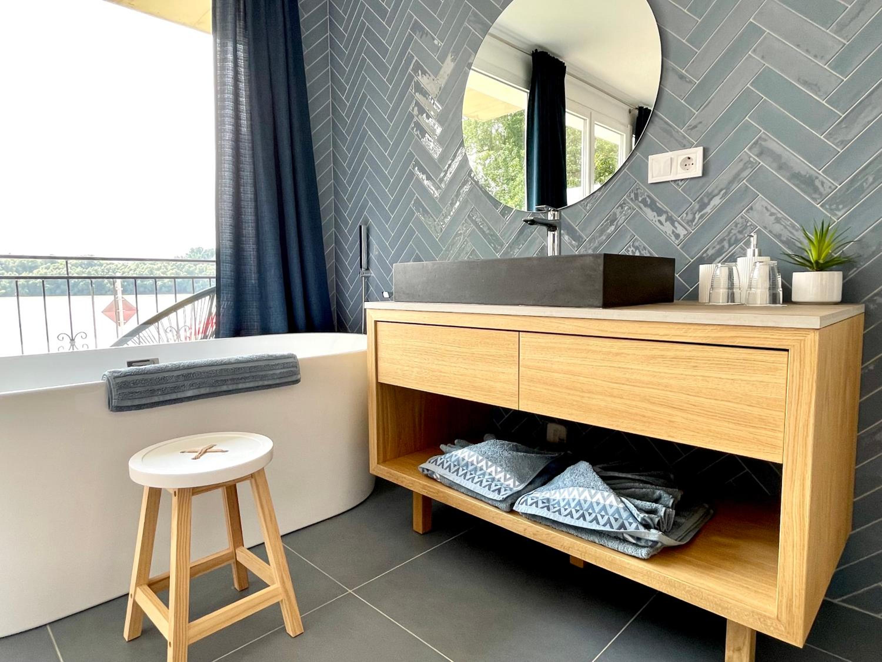 Deluxe King Room - Photo 13