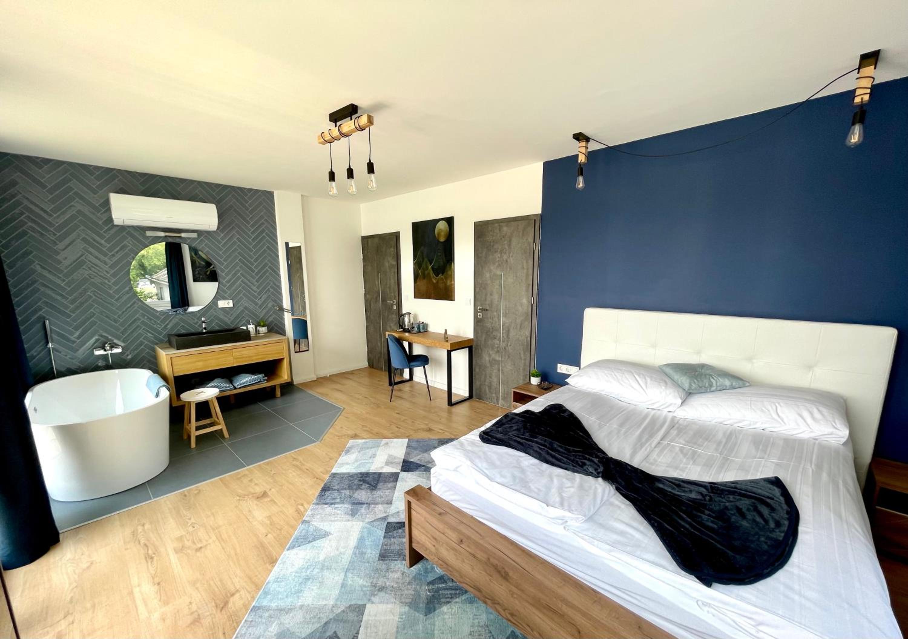 Deluxe King Room - Photo 4