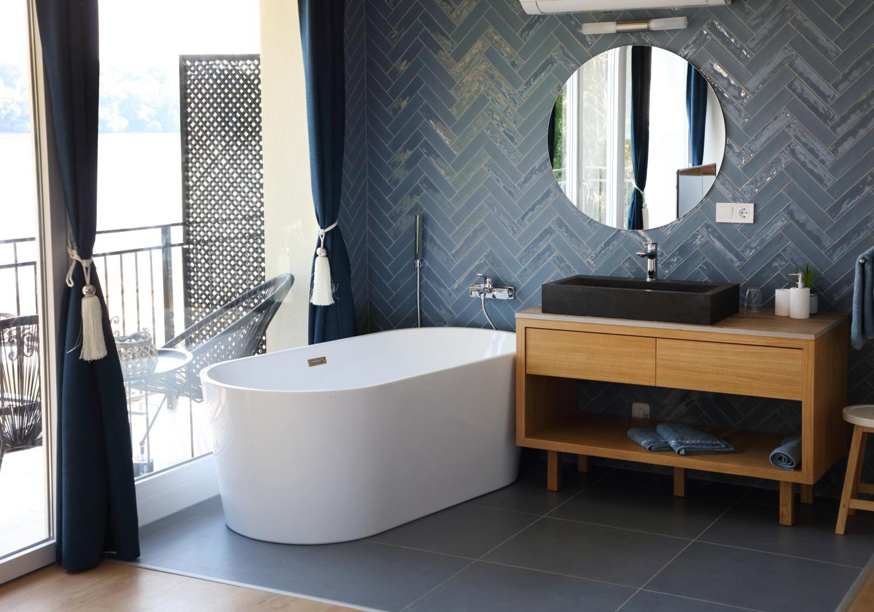 Deluxe King Room - Photo 11