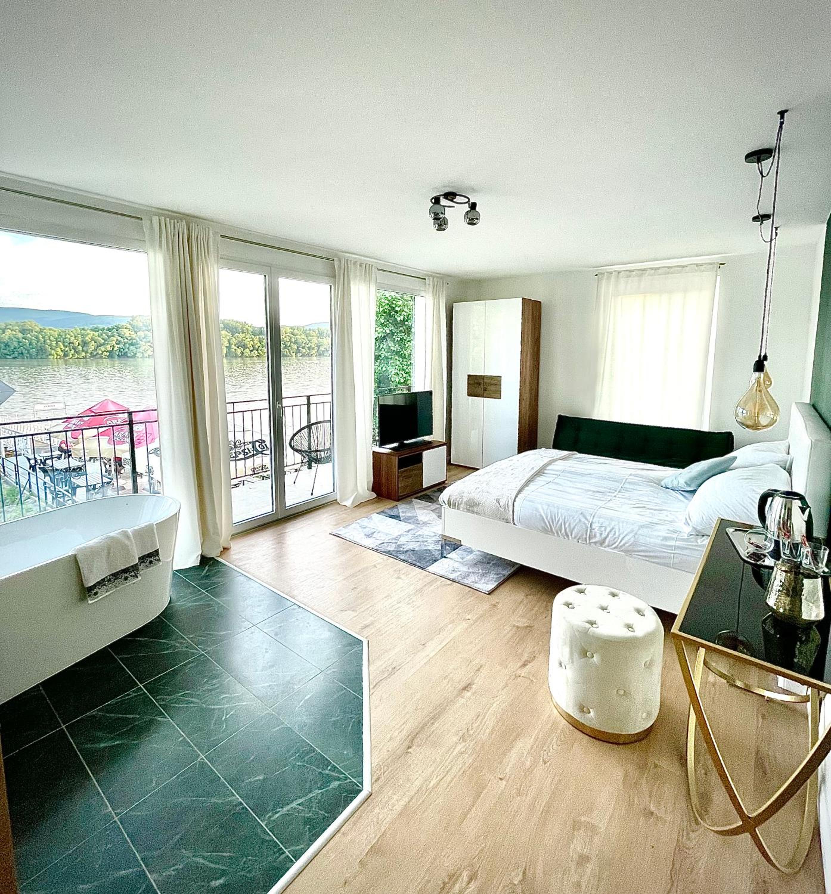 Deluxe Queen Room - Photo 1
