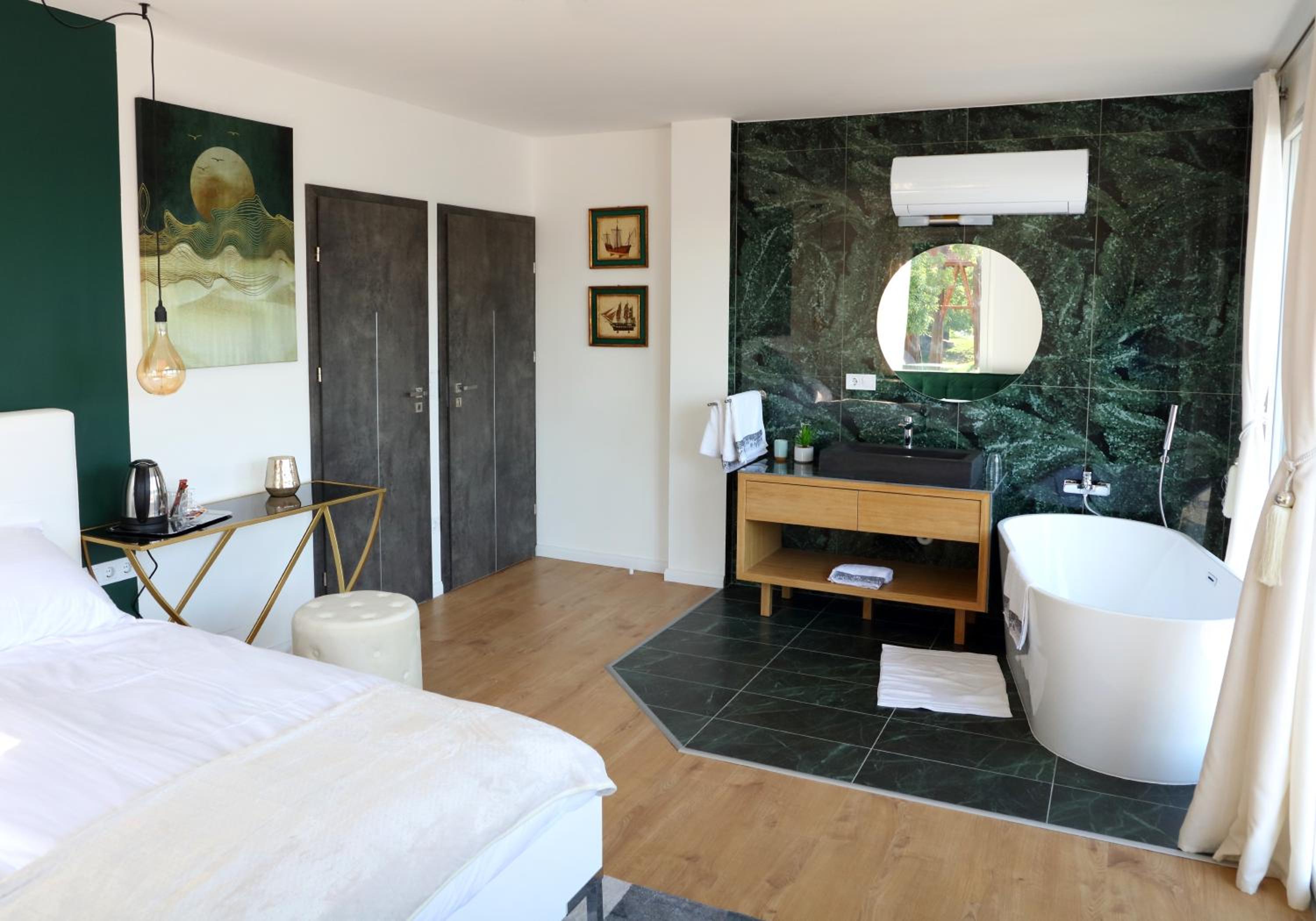 Deluxe Queen Room - Photo 15