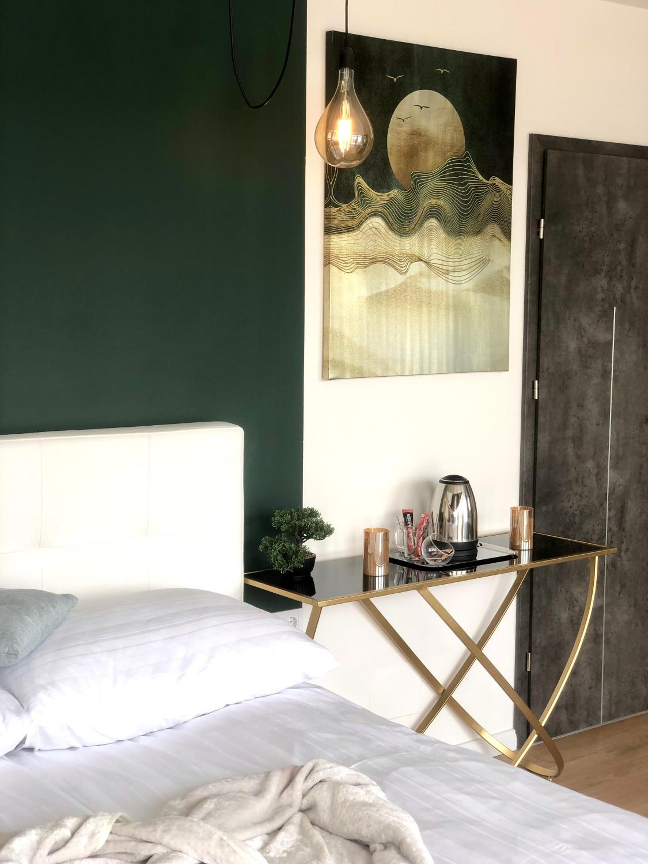 Deluxe Queen Room - Photo 12