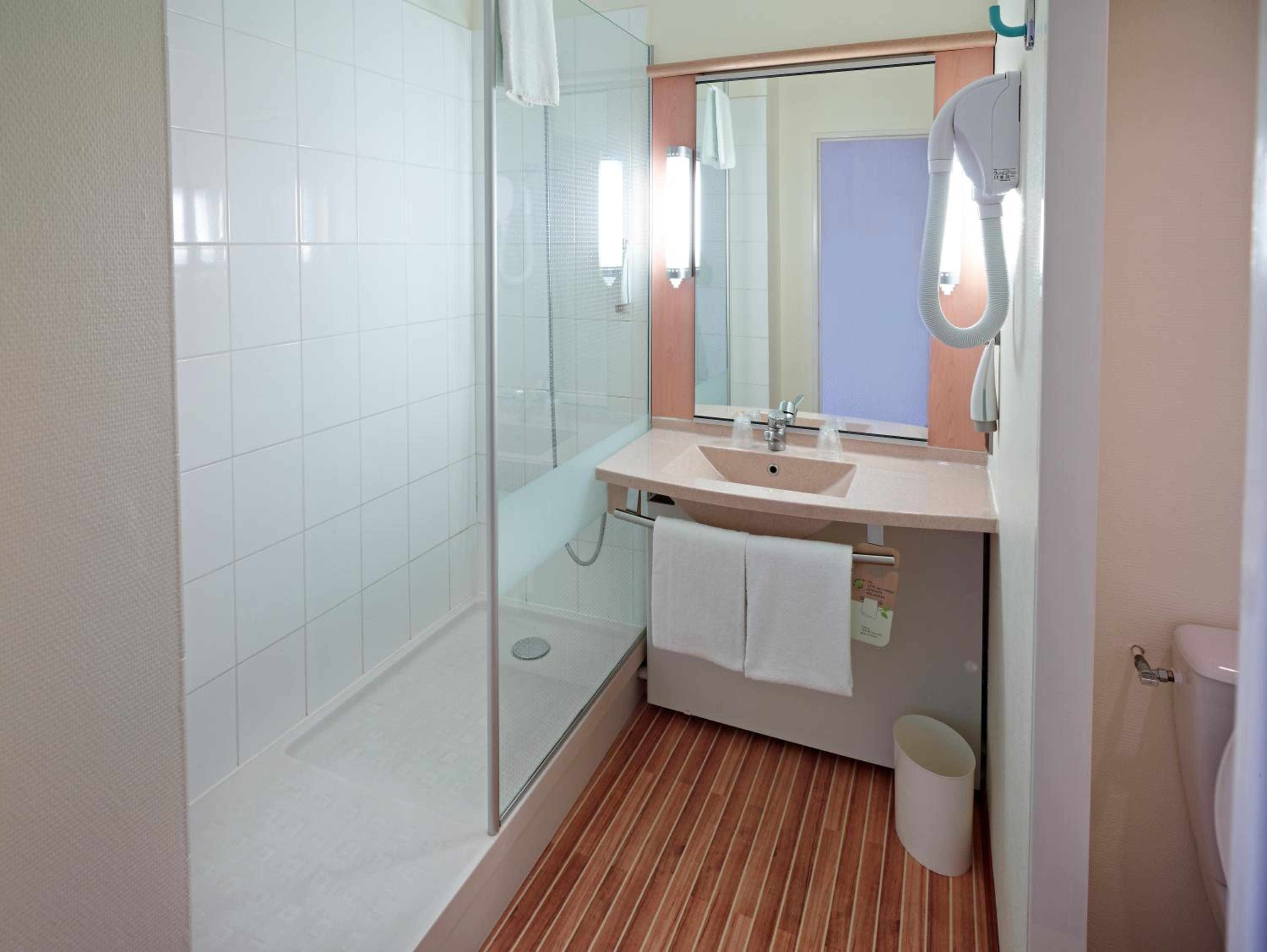 Standard Room with 1 Double and 1 Single Bed - Photo 7