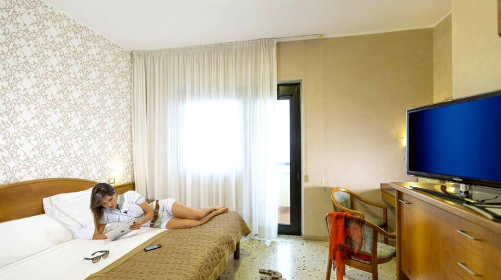 Double Room with Balcony and Sea View - Photo 8