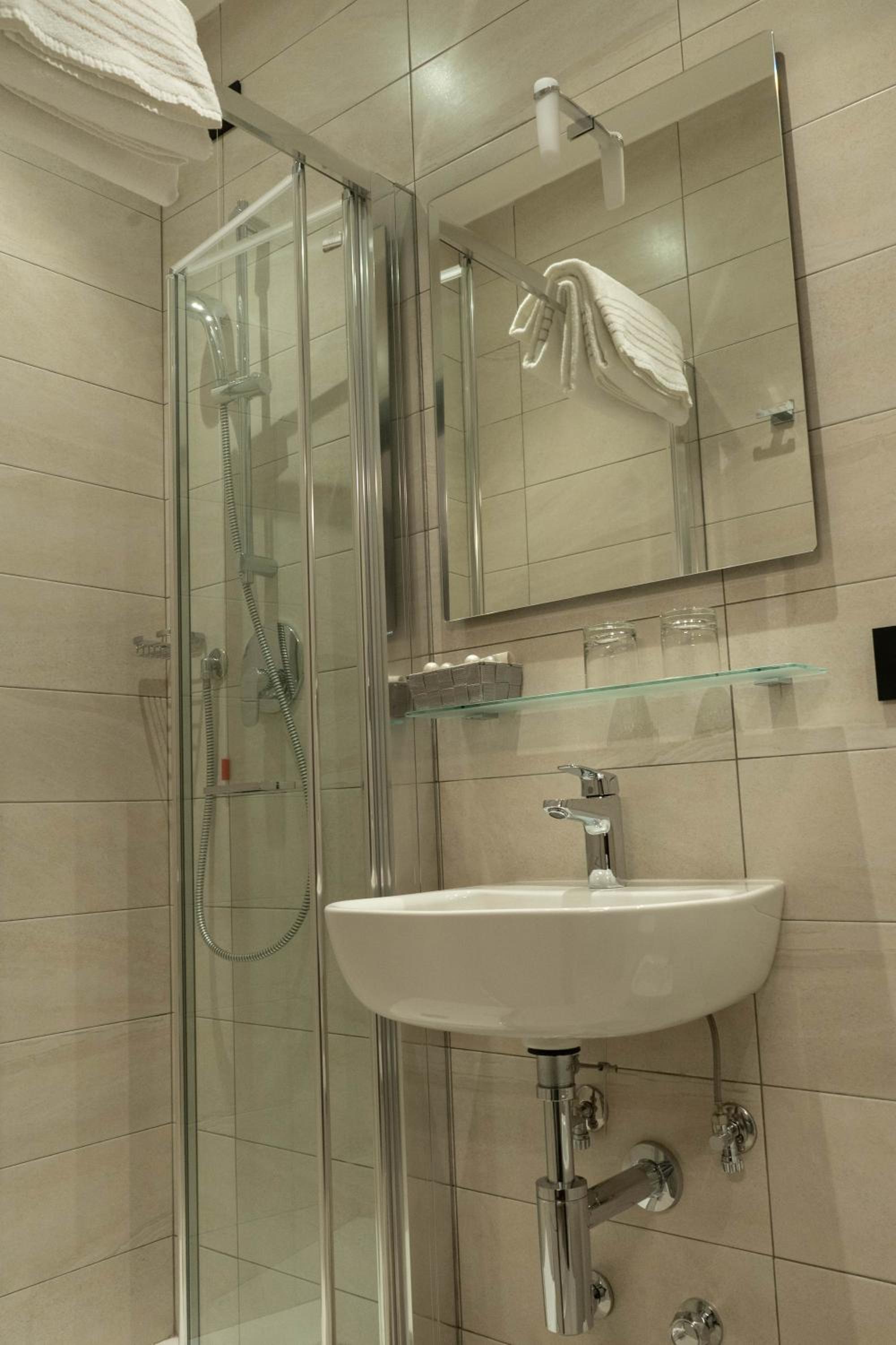 Double or Twin Room - Photo 4