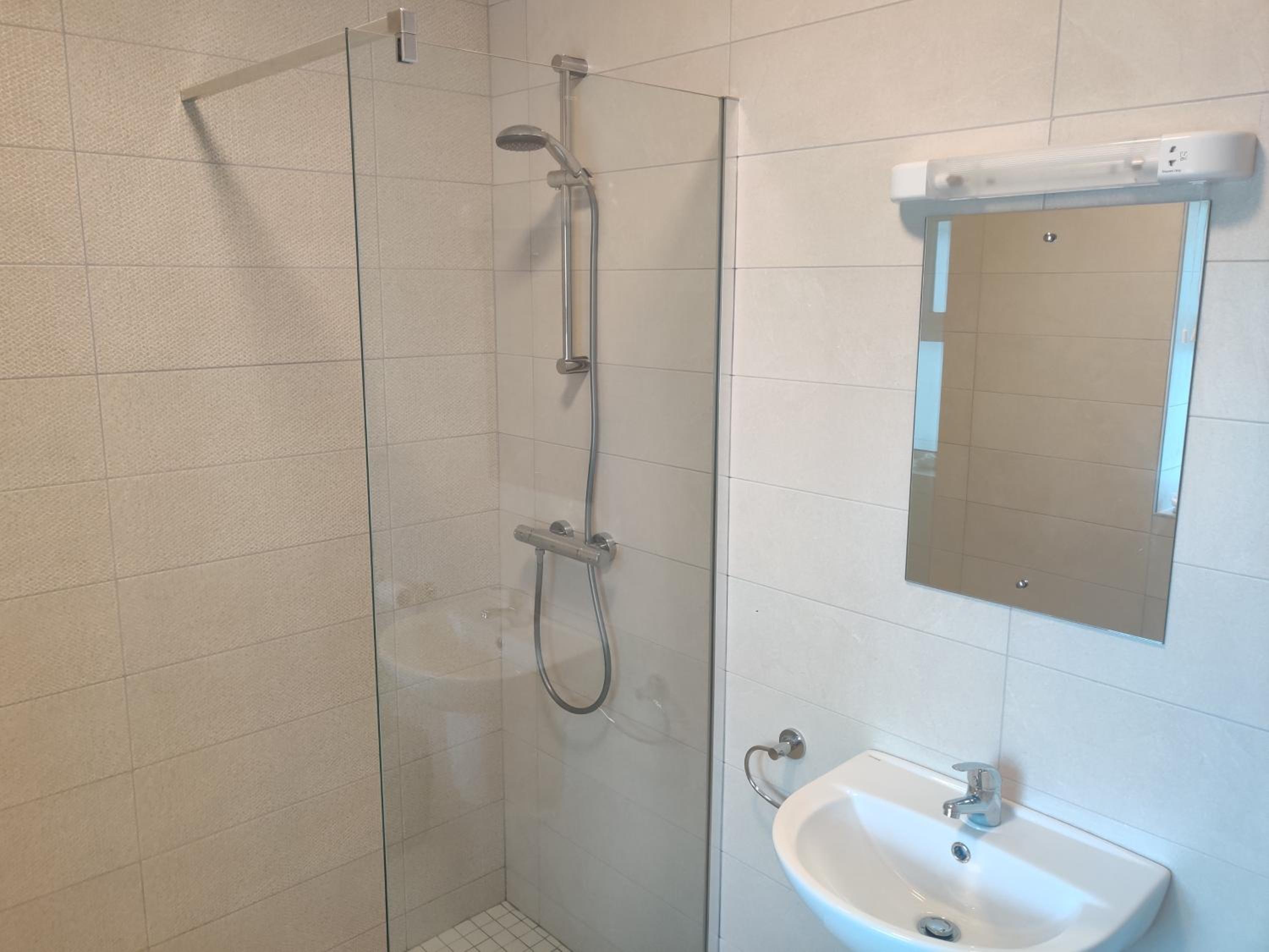 Double Room with Private Bathroom - Photo 3