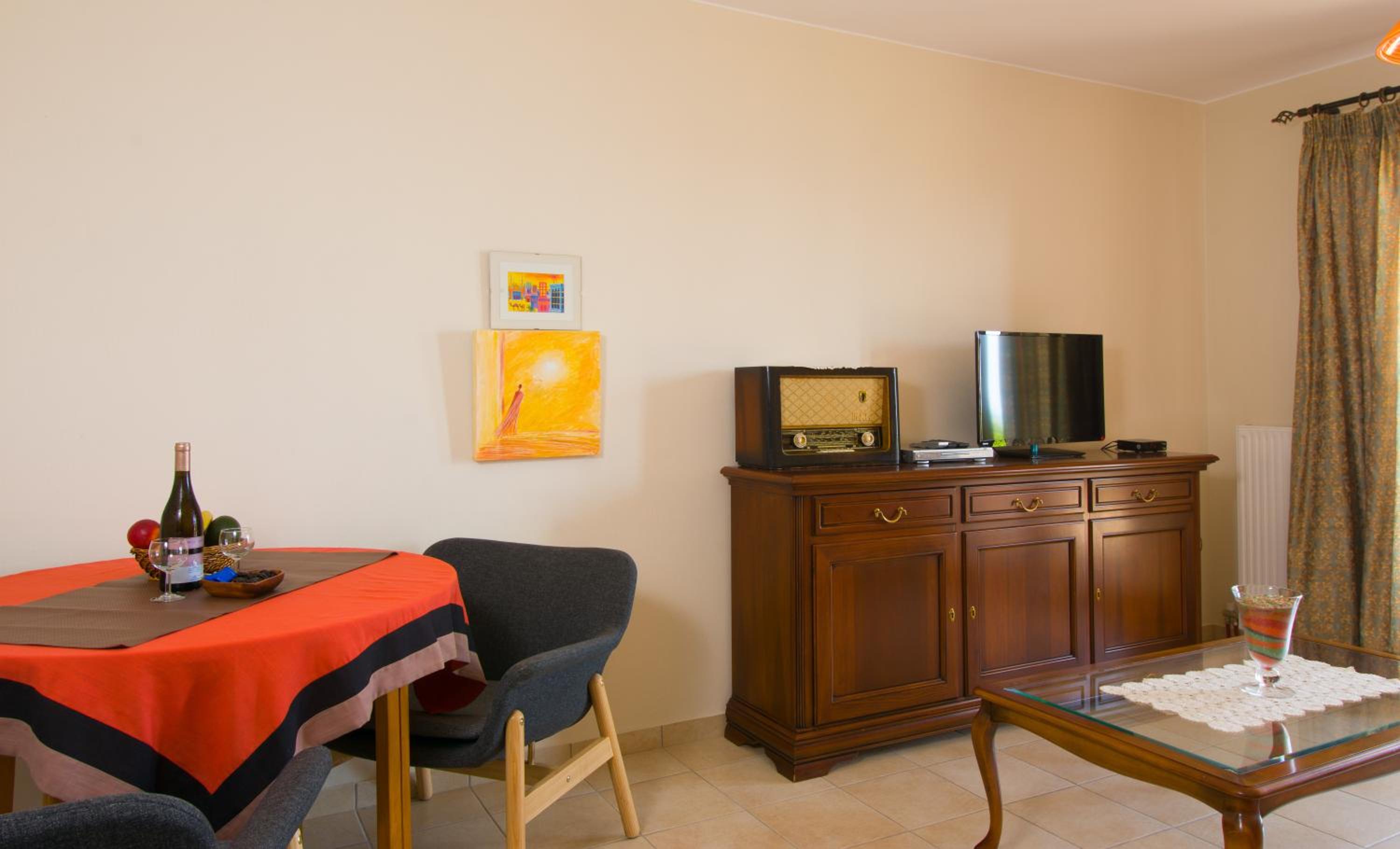 One-Bedroom House - Photo 2