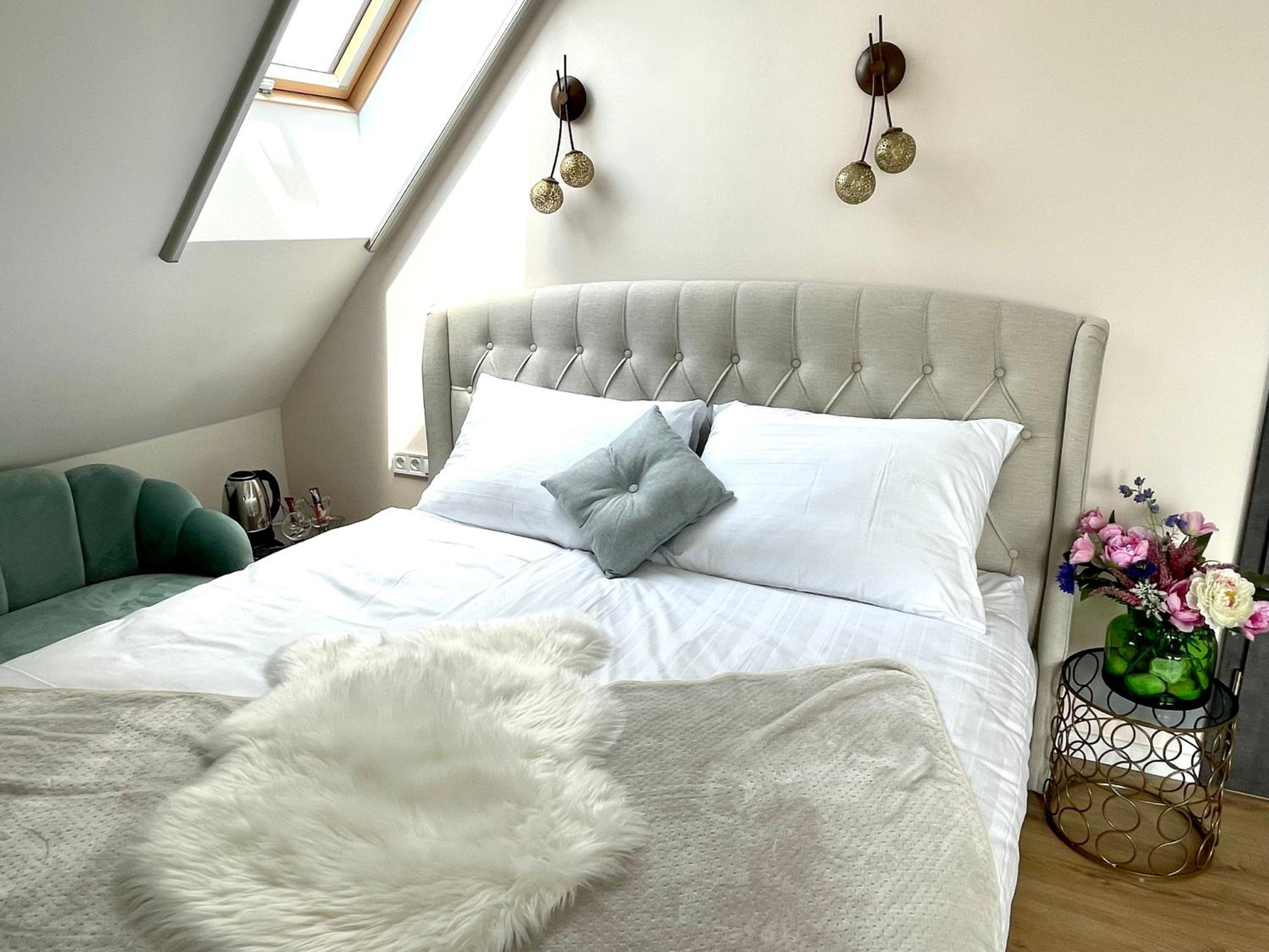 Deluxe Double Room with Bath - Photo 9