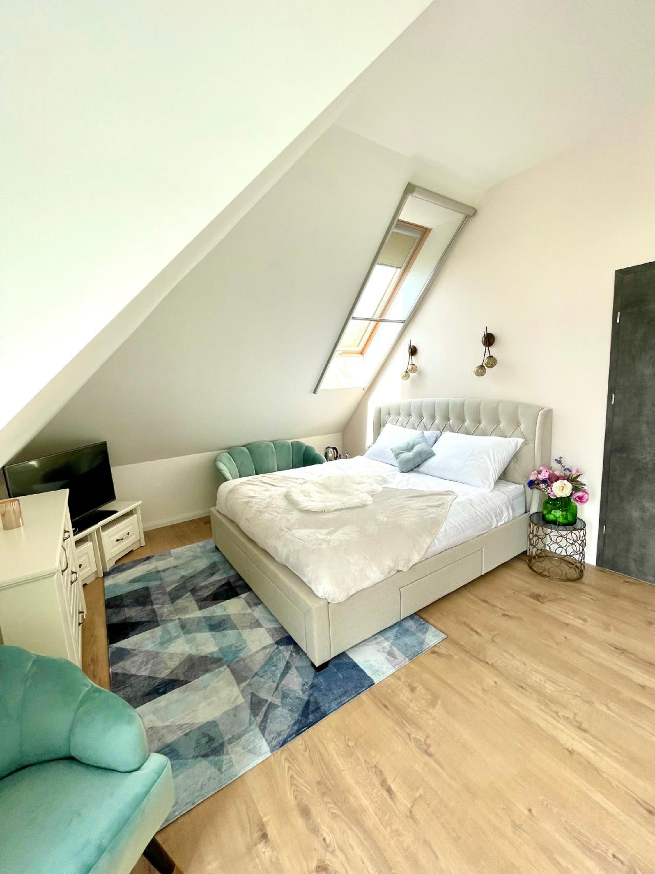 Deluxe Double Room with Bath - Photo 11
