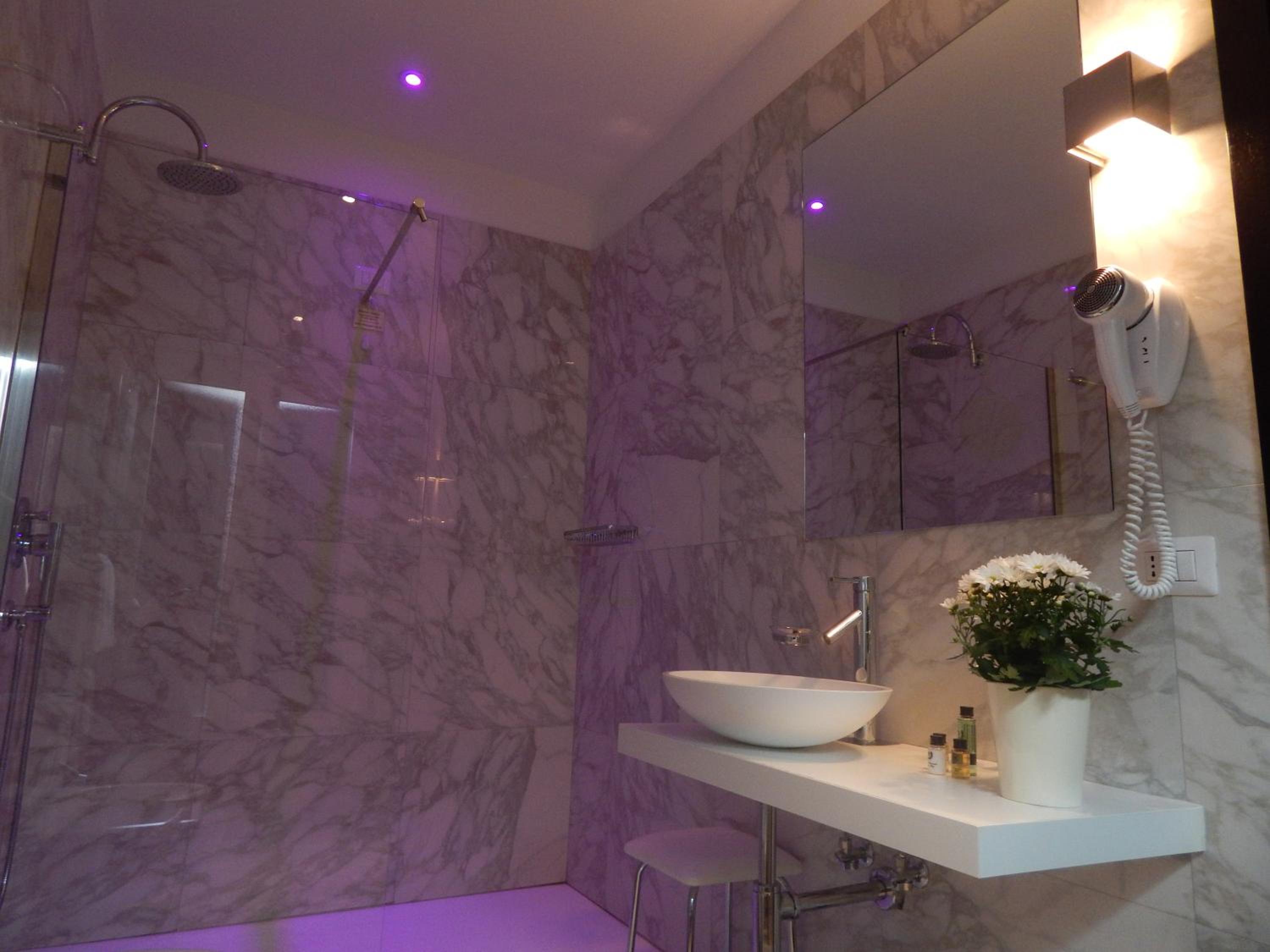 Double or Twin Room - Photo 7