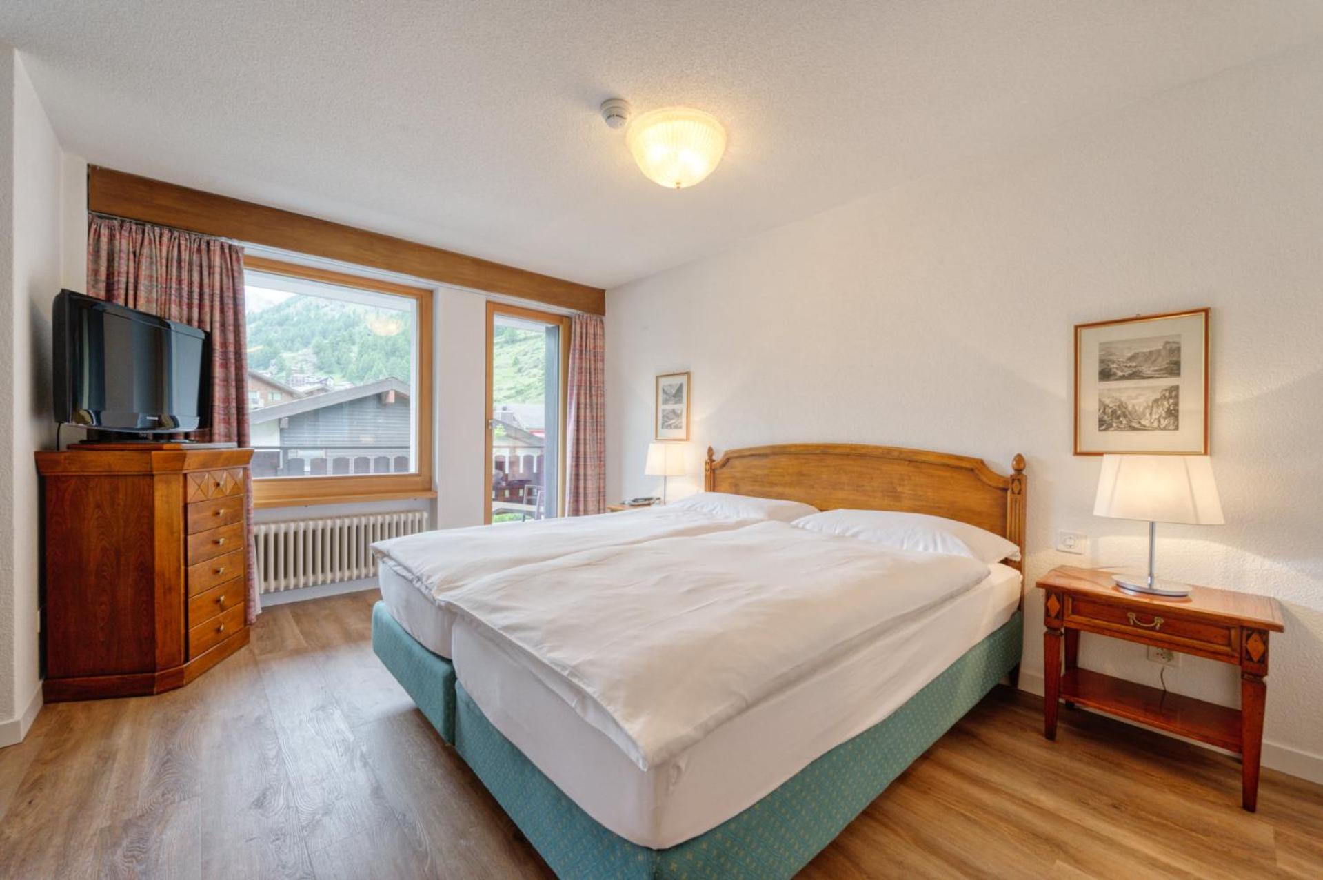 Deluxe Suite with Matterhorn View photo 3
