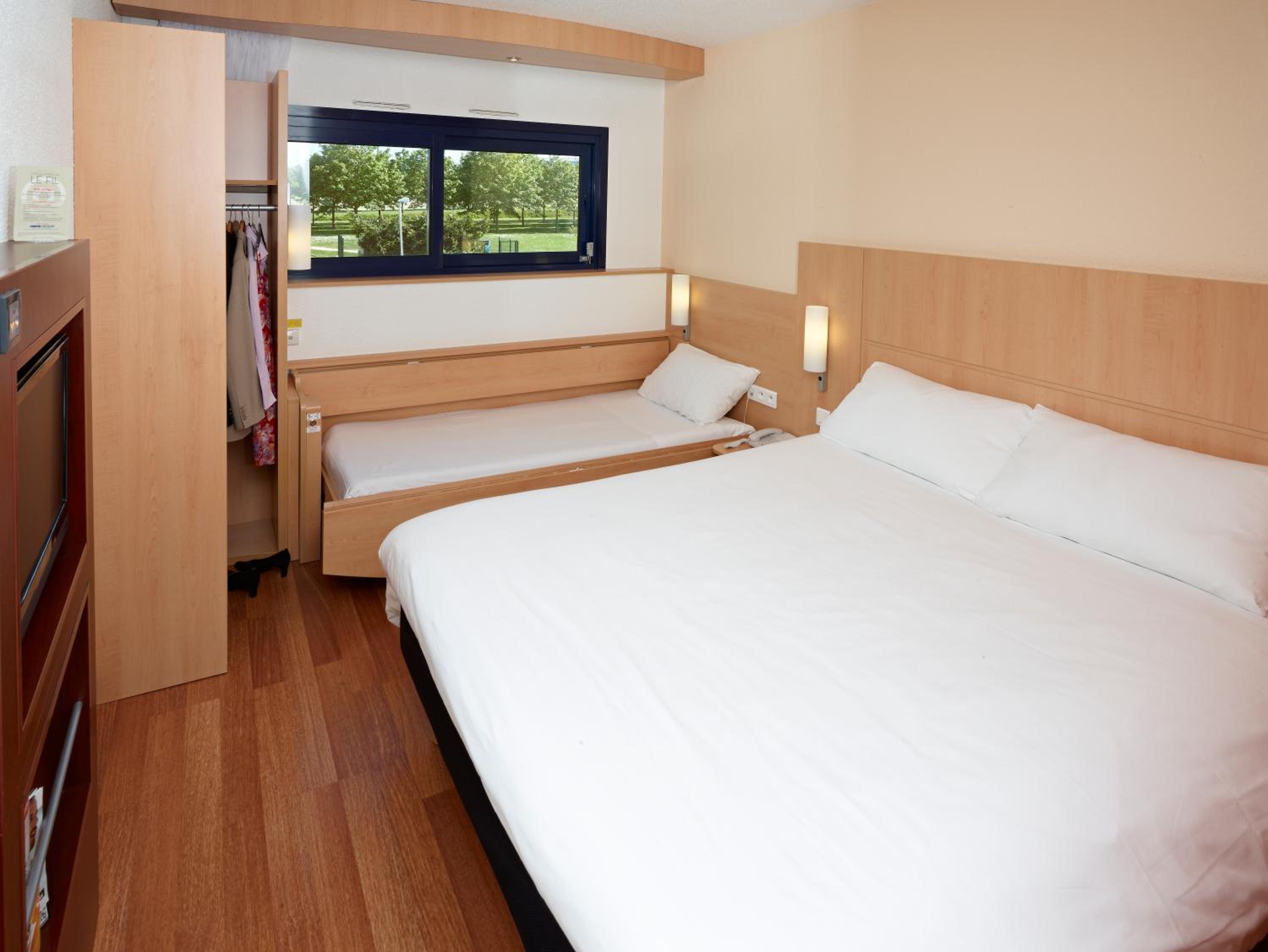 Standard Room with 1 Double and 1 Single Bed - Photo 3
