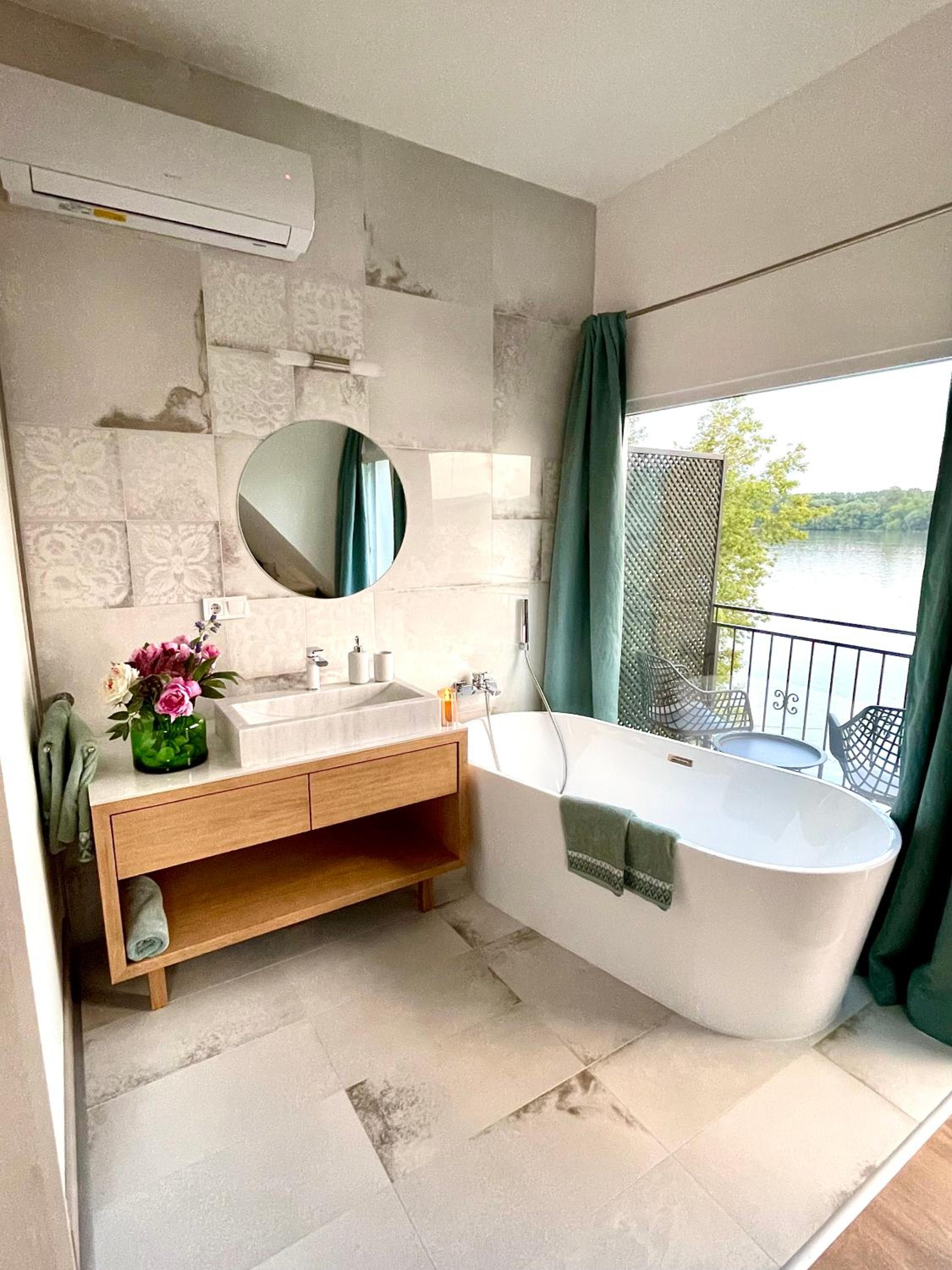 Deluxe Double Room with Bath - Photo 15