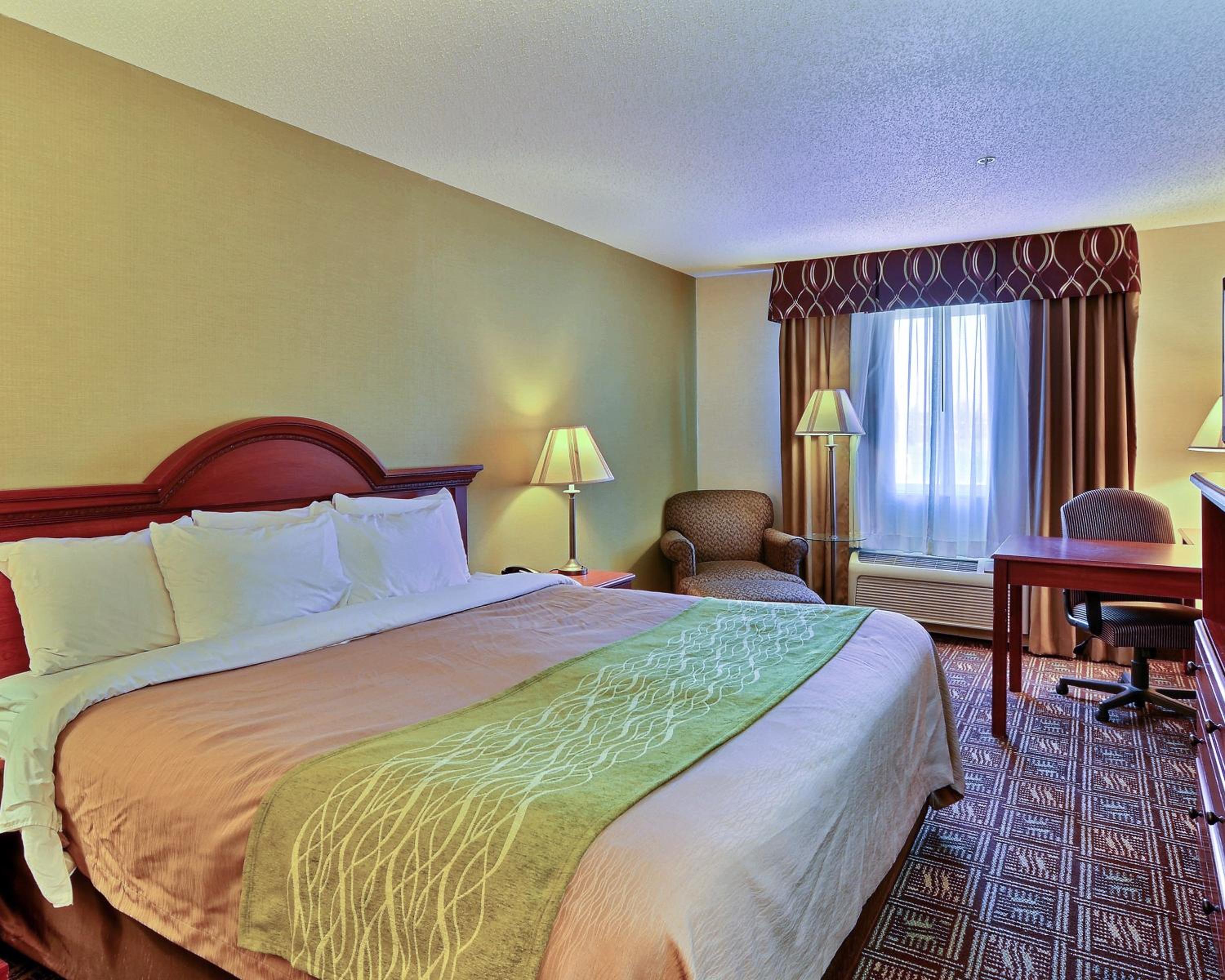 Standard Room, 1 King Bed, Interior Hall, Non Smoking - Photo 1