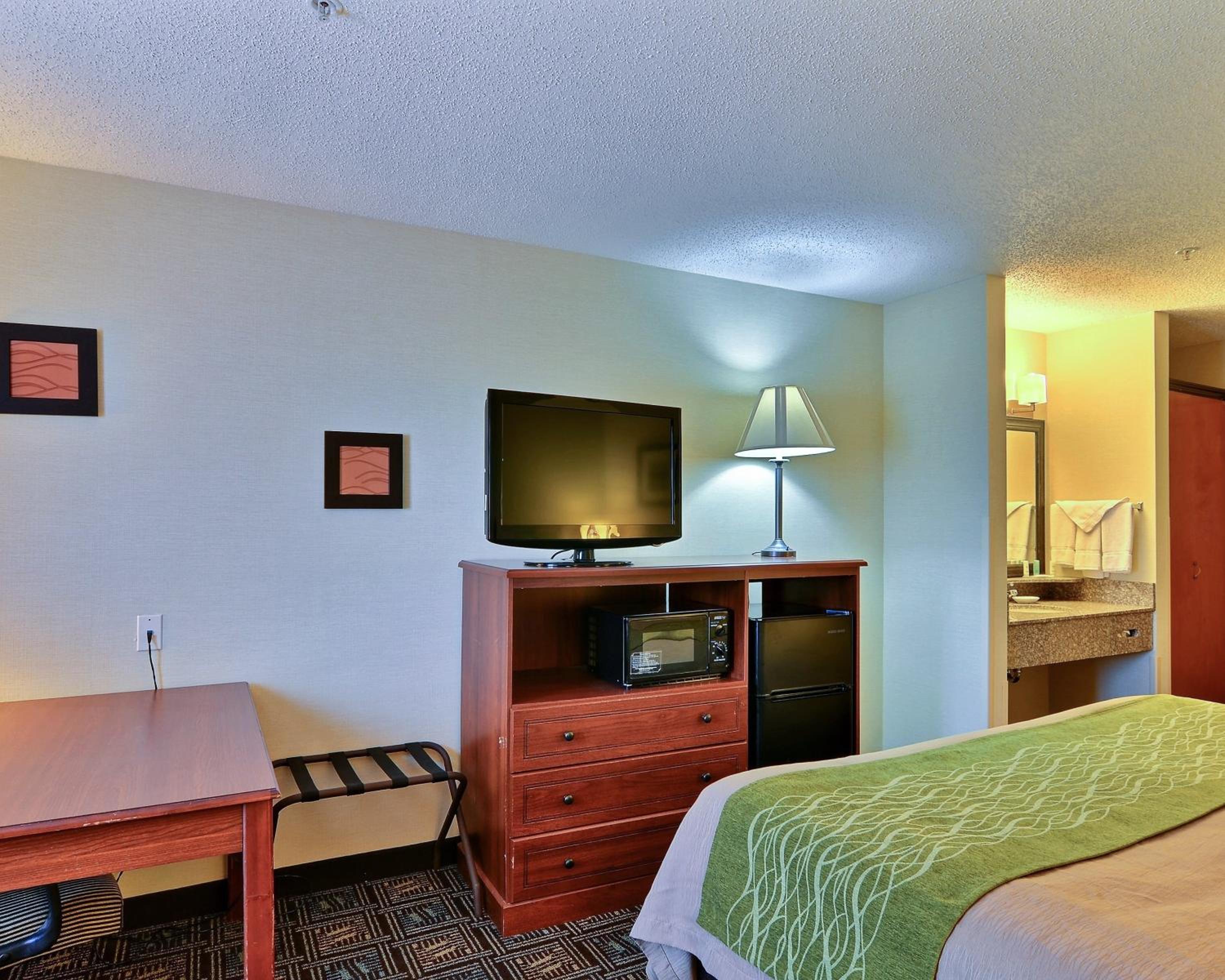 Standard Room, 1 King Bed, Interior Hall, Non Smoking - Photo 2