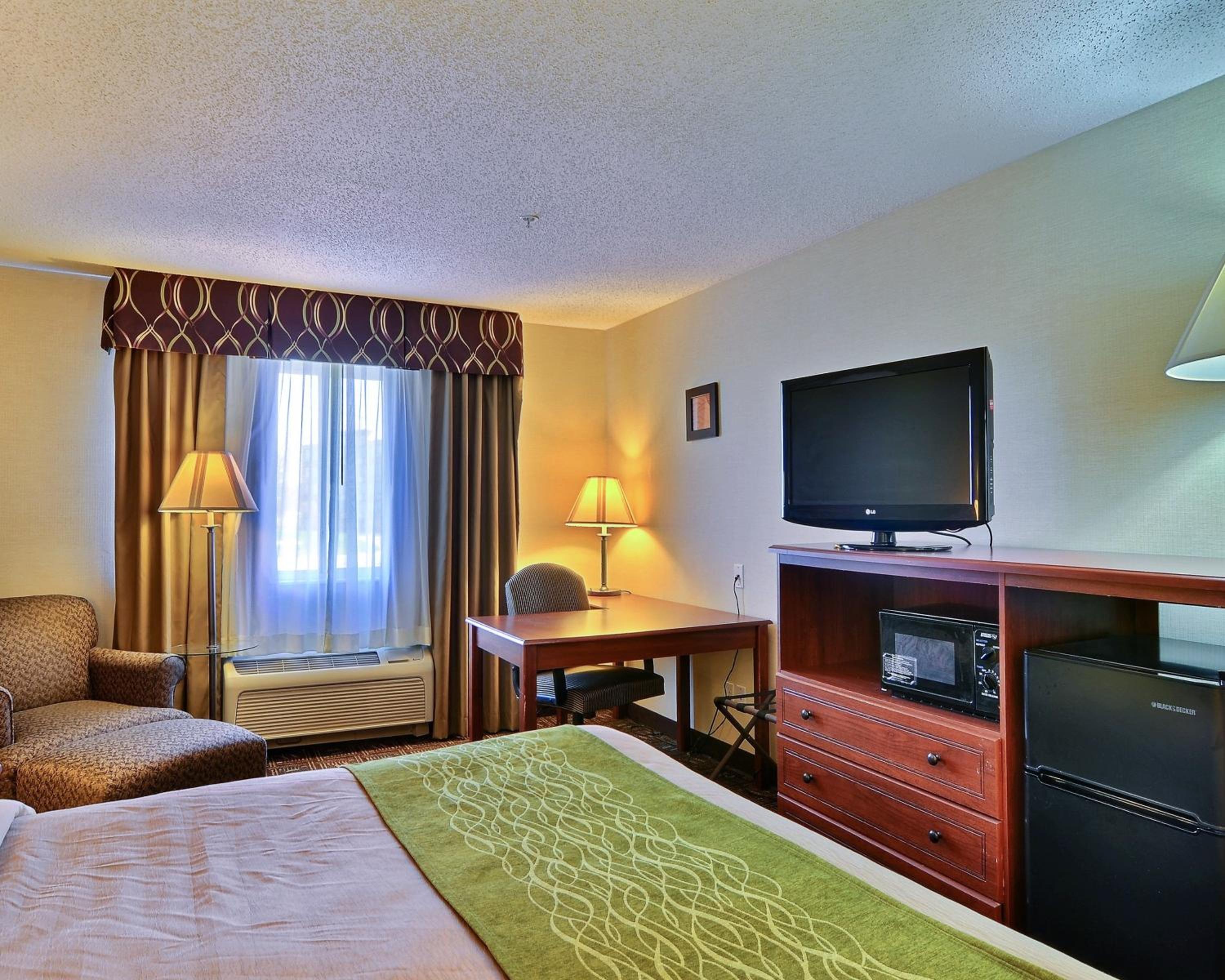 Standard Room, 1 King Bed, Interior Hall, Non Smoking - Photo 3