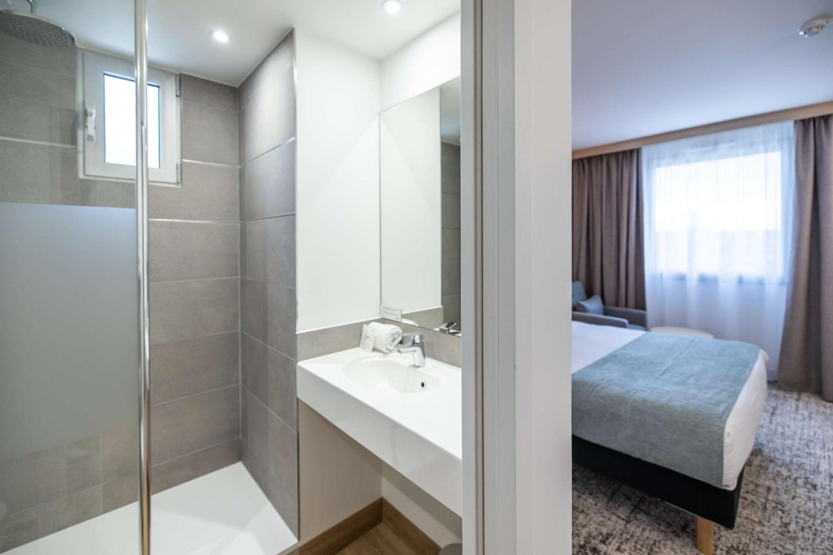 Family Room with One Queen Bed and One Single Bed - Non-Smoking