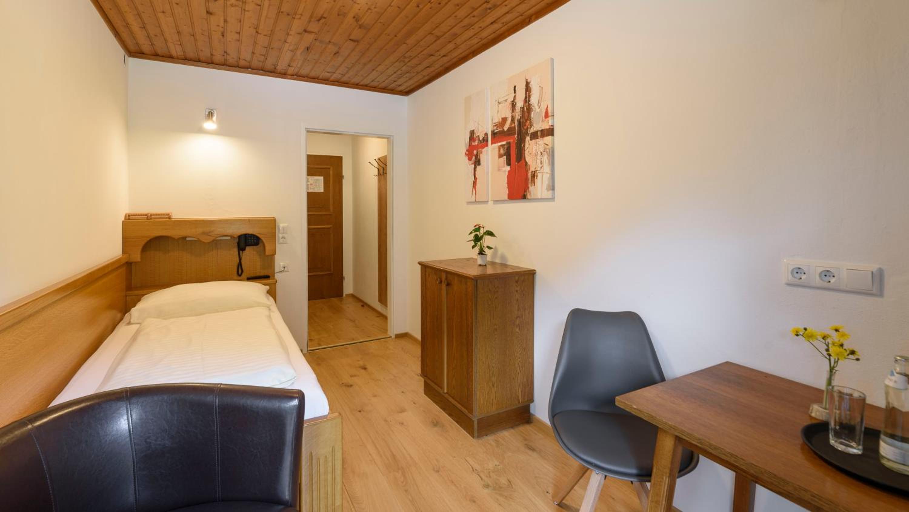 Budget Single Room photo 3