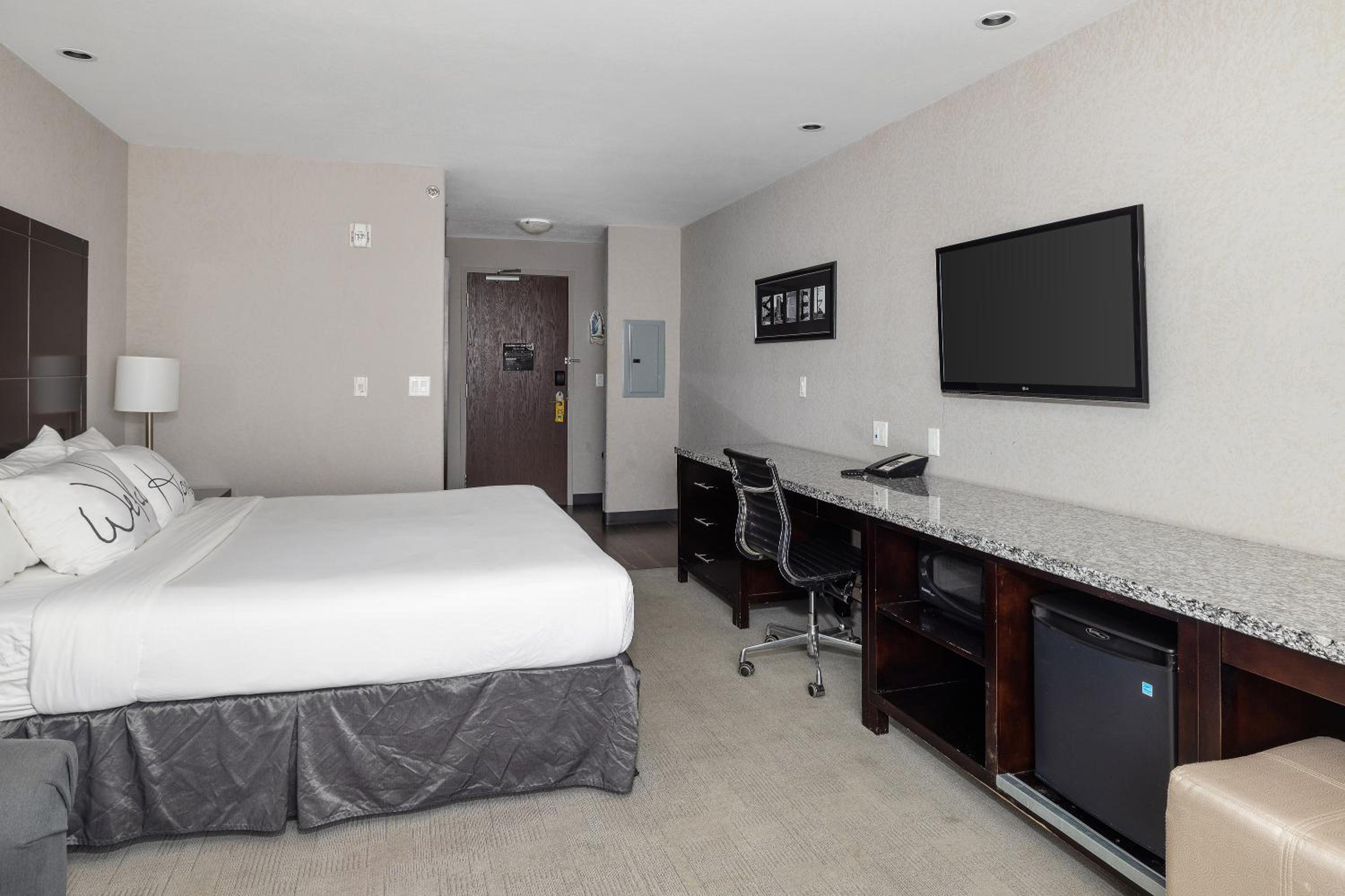 King Room - Non-Smoking photo 2