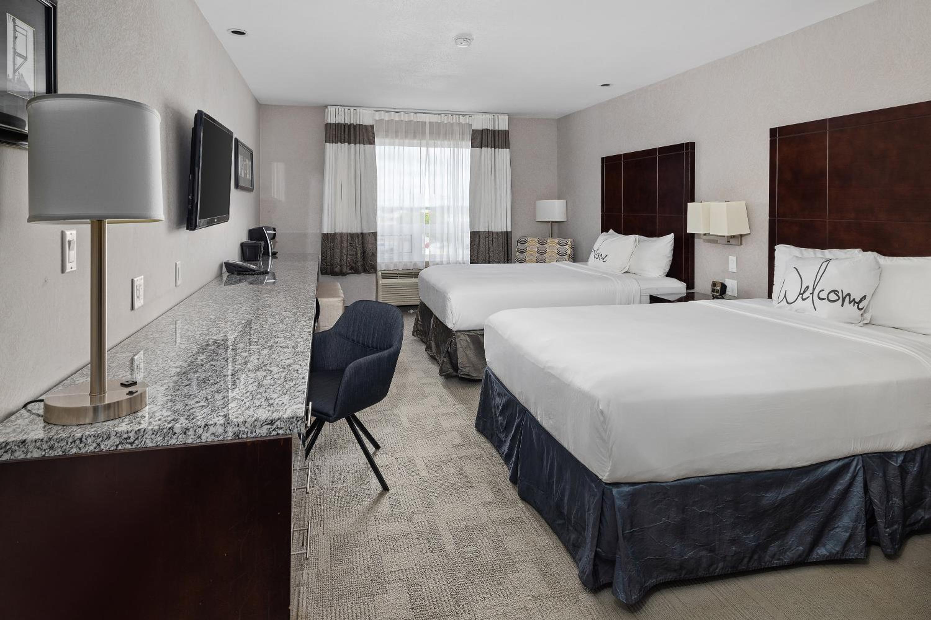 Queen Room with Two Queen Beds - Non-Smoking photo 2