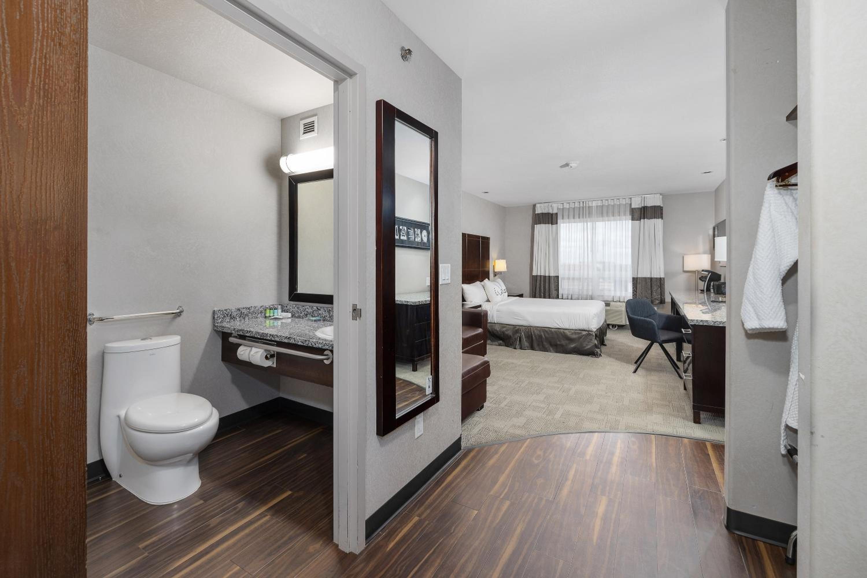 Queen Room - Disability Access photo 2